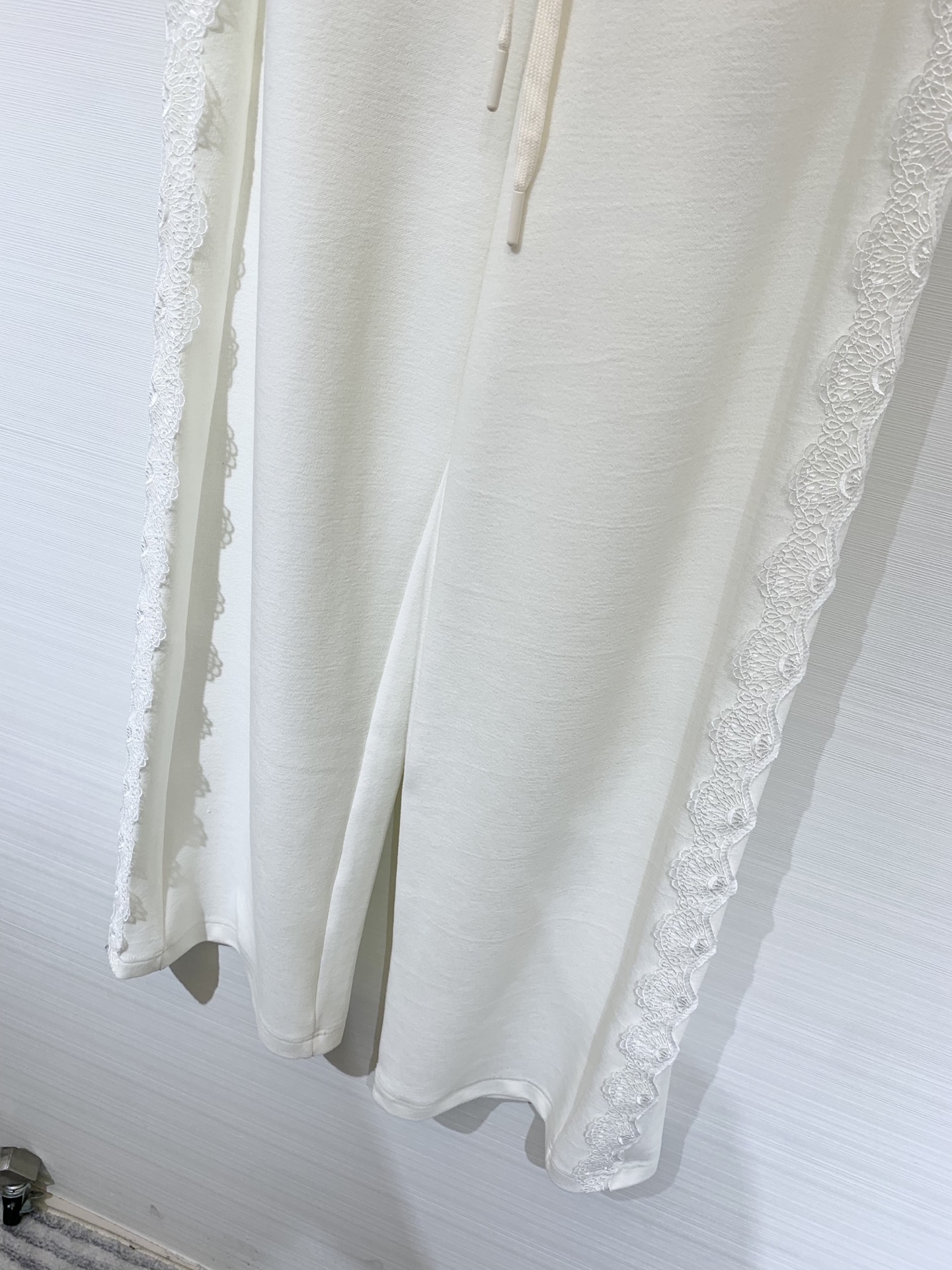 IsabelMarant 25早秋新款 重工蕾丝花边拼接休闲套装 连帽卫衣开衫➕长裤 超美的蕾丝花朵连帽