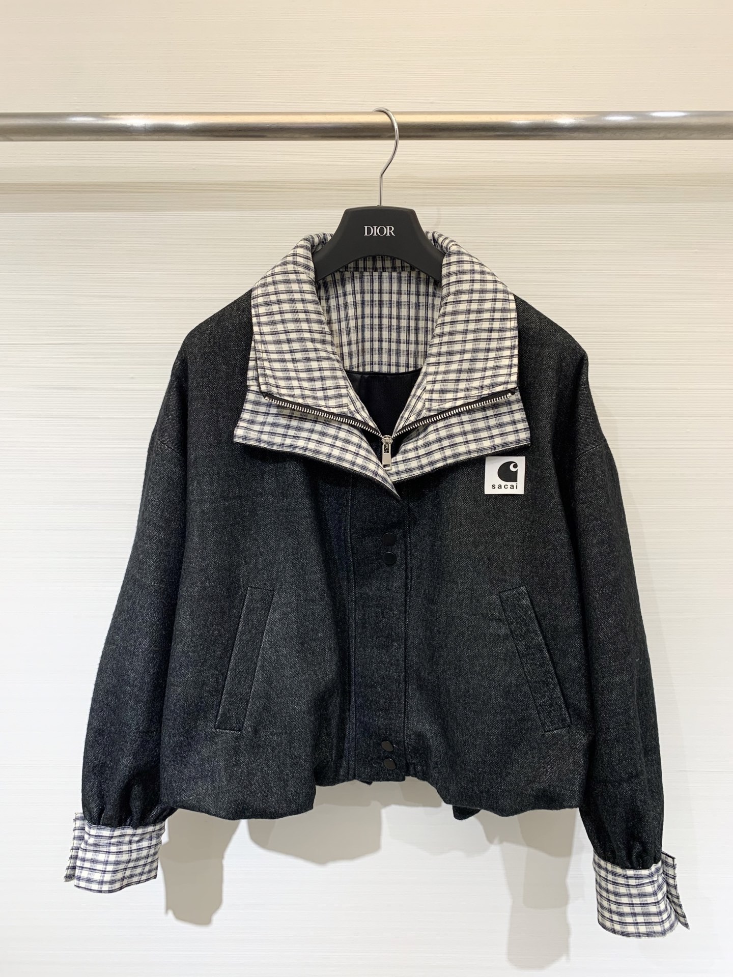 NO:479212,Sacai 2025 autumn new style, contrasting two-piece wool short jacket, niche and unique, absolutely eye-catching when walking on the street, fake two-piece super layered, loose style, good to match with jeans or skirts, wool-blend fabric is super comfortable, wardrobe essential, no longer monotonous, sml, skirts, jeans, jackets & coats, alexander wang19860909Sacai 2025秋新款 撞色假两件羊毛短外套 小众又独特 走在街上绝对吸睛 假两件超有层次感 宽松版型 无论是搭配牛仔裤还是半身裙 都很能打 羊毛混纺面料超级舒适 衣橱必备 穿搭不再单调sml,,skirts,jeans,jackets & coats,alexander wang,Women's clothing