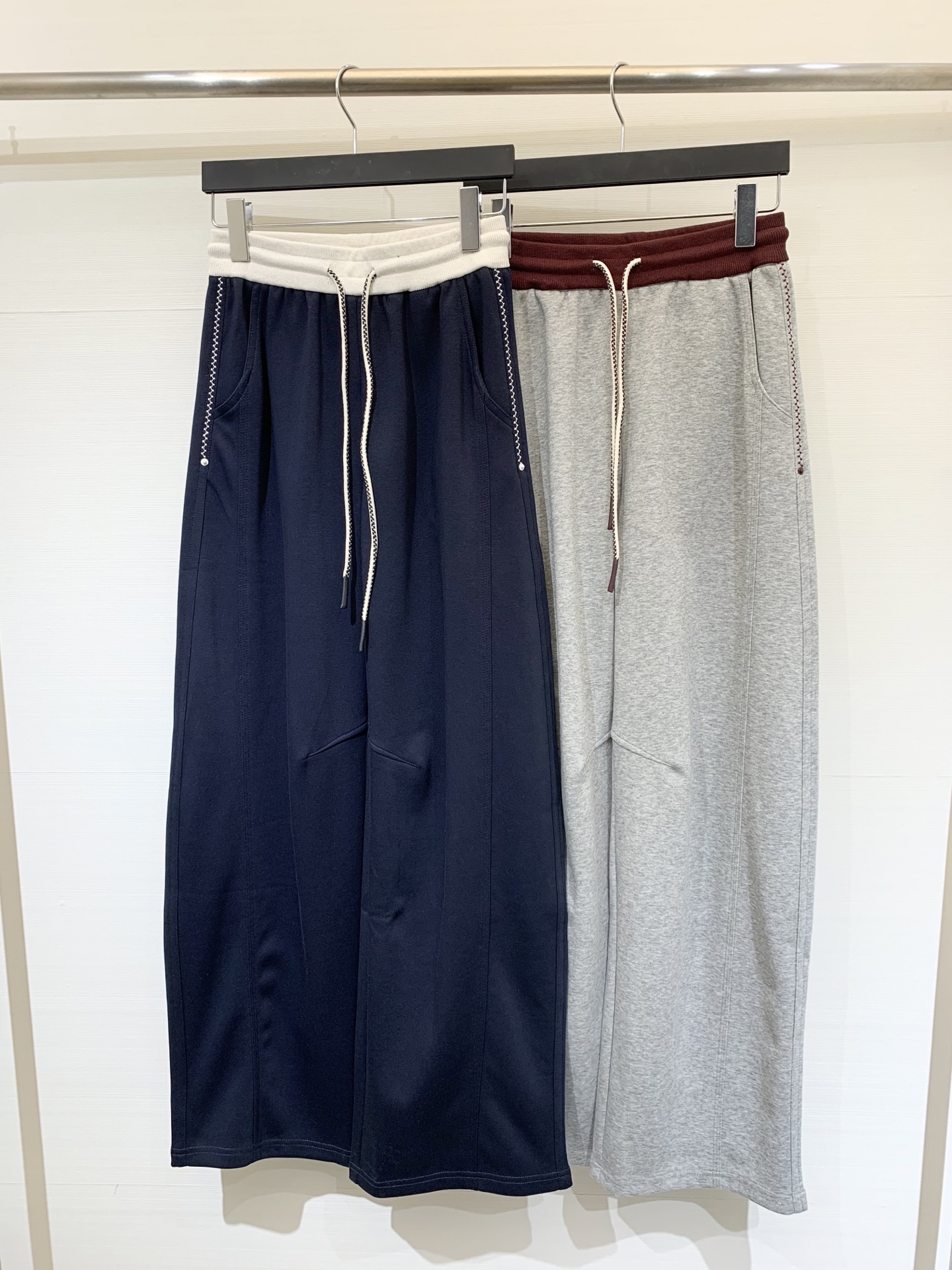 NO:479083,MM6 25 early autumn new style, spliced ​​waist-head scimitar casual trousers, just right texture, navy blue and gray, and burgundy, the letter logo embellishment of the back pocket, slack and fashionable, two-color sml,,masion margiela,alexander wang19860909MM6 25早秋新款 拼接腰头弯刀休闲长裤 质感恰到好处的藏蓝色和灰色 其和酒红色 背后口袋字母徽标点缀 松弛不失时髦感 两色sml,,masion margiela,alexander wang,Women's clothing