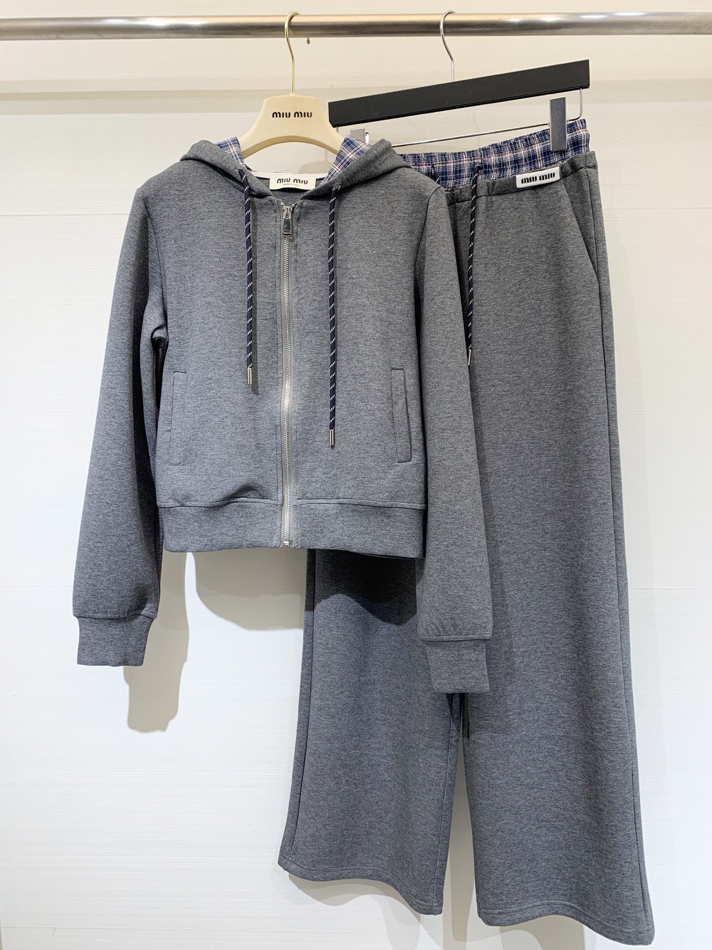 NO:479099,MIUMI* 25 early autumn new style, with contrasting hooded sweatshirt + spliced ​​waist casual pants set, beautiful little fairy white and rich artifact, age-reducing temperament, girlish style, luxury and high-end style, versatile and fashionable and high-end details, perfect workmanship quality, two-color sml,,miumiu,hoodie, sweatshirts,hats,alexander wang19860909MIUMI* 25早秋新款 格外里衬撞色连帽卫衣+拼接腰头休闲裤套装 绝美小仙女白富美神器 减龄气质少女风 高级色调奢华又高级 版型百搭不挑人时髦又高级 细节全面到位完美做工品质 两色sml,,miumiu,hoodie,sweatshirts,hats,alexander wang,Women's clothing