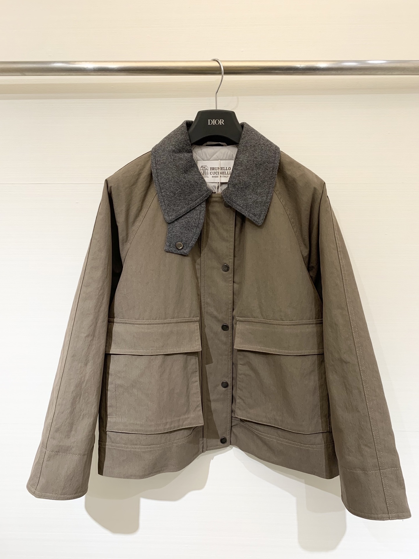 NO:479084,BC 25 autumn and winter new products Dark brown lace beaded and cotton jacket Double-barred design Workwear style Made of lightweight cotton blend material More warmth Fluffy wool felt collar contrast design The iconic beads have a subtle sheen Invisible snaps and double-head zipper heads sml on the front, Jackets & coats, Alexander wang19860909BC 25秋冬新品 深棕色衣襟钉珠加棉外套 双门襟设计 工装风格 采用轻质棉混纺材料制成 更加保暖 蓬松的羊毛毡领子撞色设计 标志性钉珠有微妙的光泽 正面有隐形按扣和双头拉链头sml,,jackets & coats,alexander wang,Women's clothing