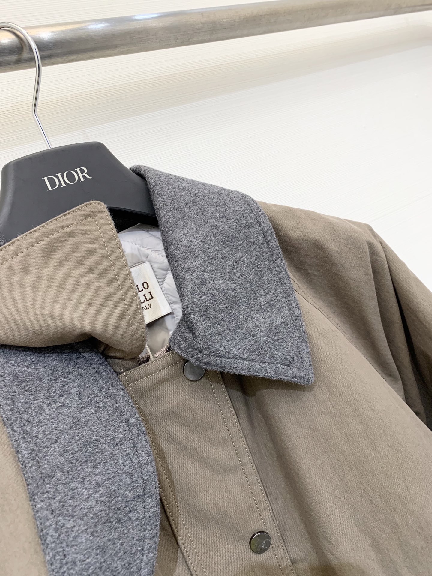 BC🤎 25秋冬新品 深棕色衣襟钉珠加棉外套 双门襟设计 工装风格 采用轻质棉混纺材料制成 更加保暖 蓬