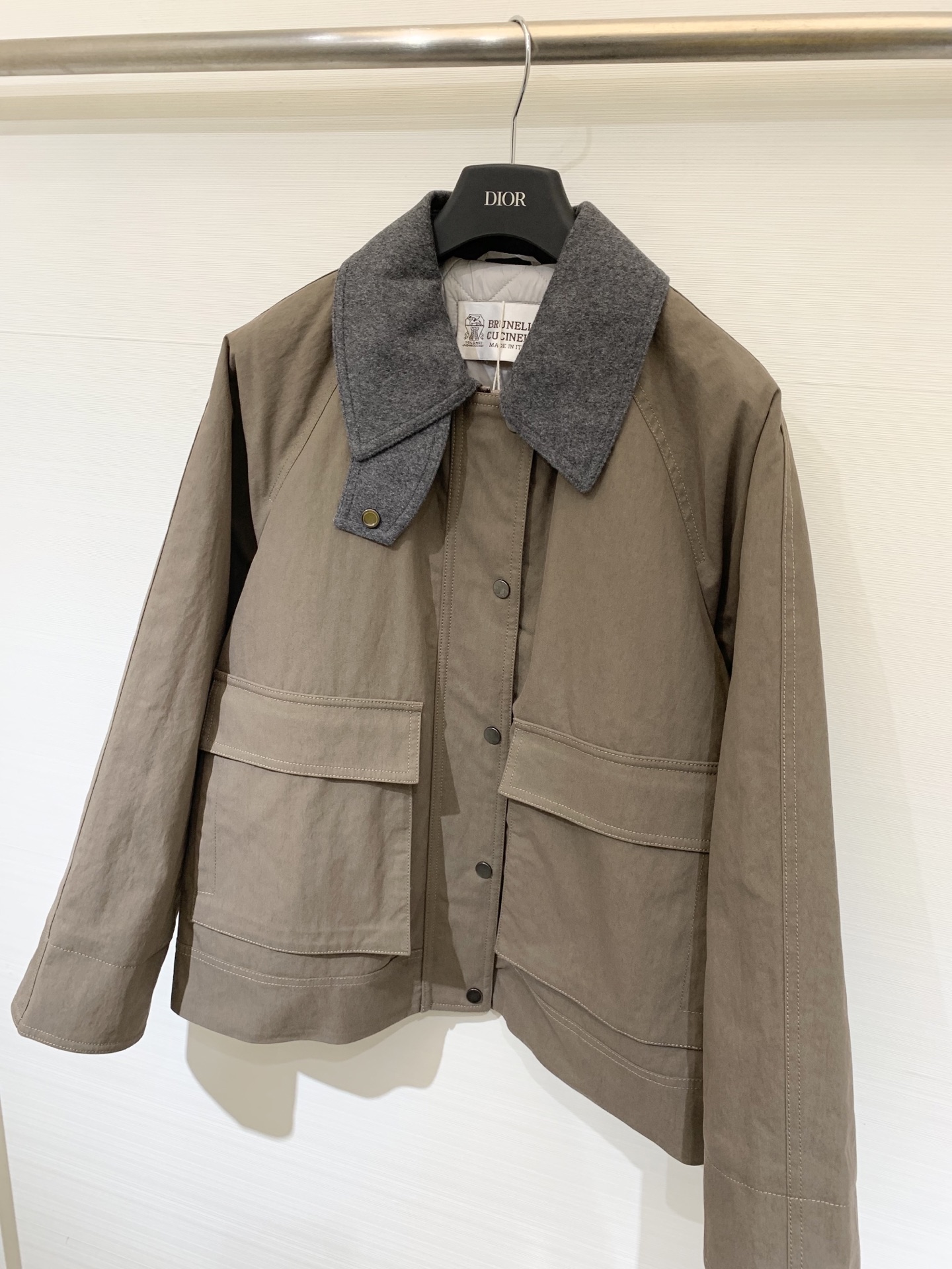 BC🤎 25秋冬新品 深棕色衣襟钉珠加棉外套 双门襟设计 工装风格 采用轻质棉混纺材料制成 更加保暖 蓬