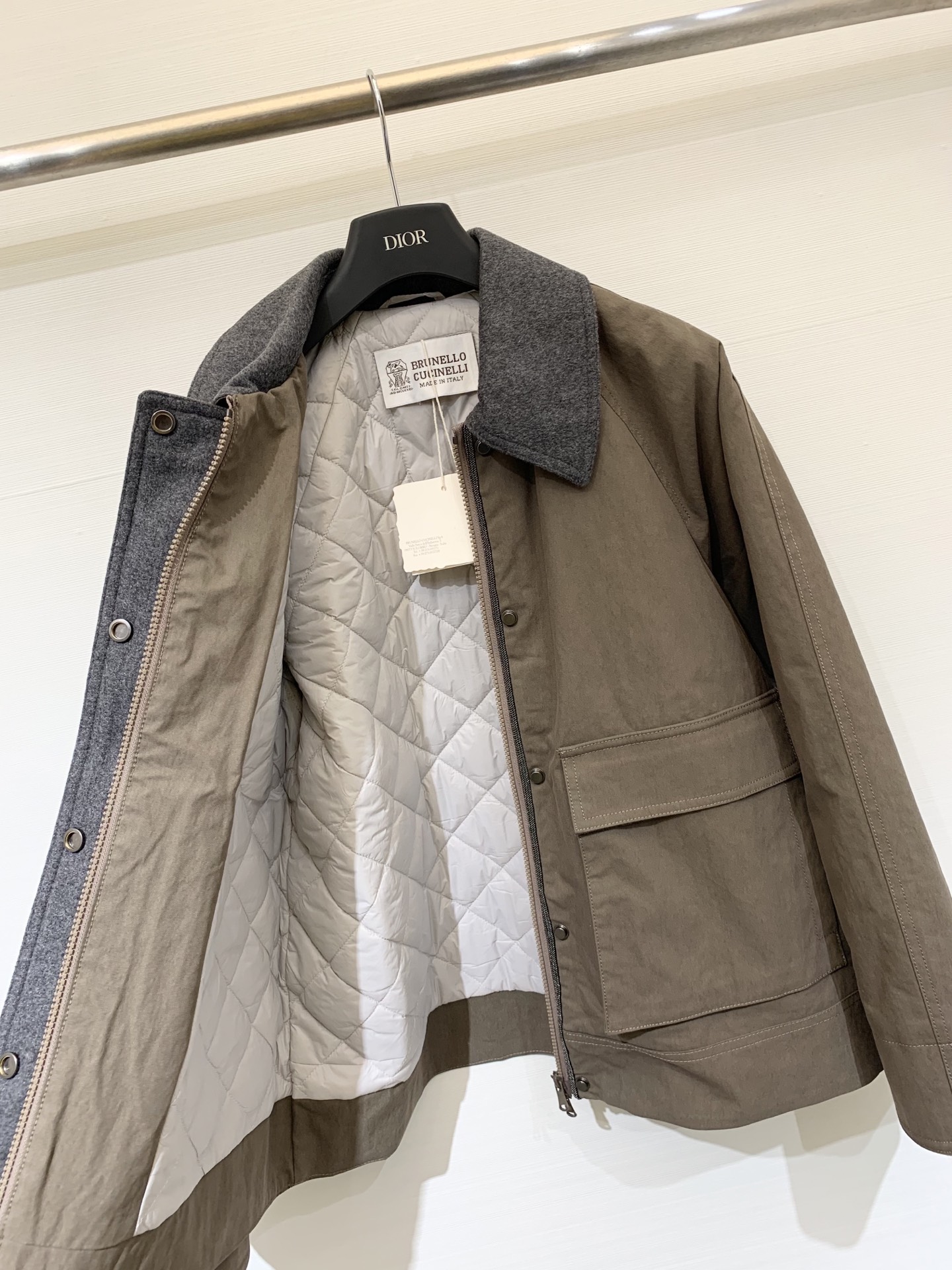 BC🤎 25秋冬新品 深棕色衣襟钉珠加棉外套 双门襟设计 工装风格 采用轻质棉混纺材料制成 更加保暖 蓬