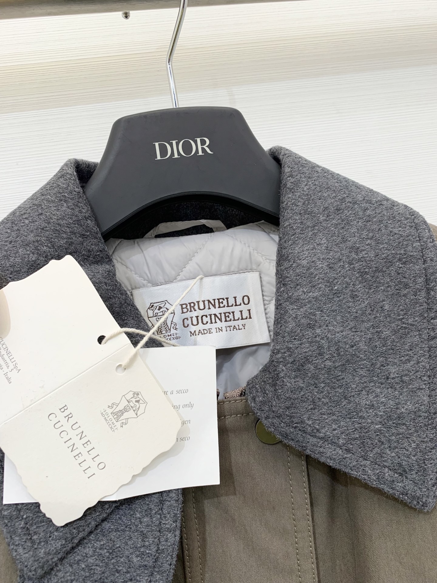 BC🤎 25秋冬新品 深棕色衣襟钉珠加棉外套 双门襟设计 工装风格 采用轻质棉混纺材料制成 更加保暖 蓬