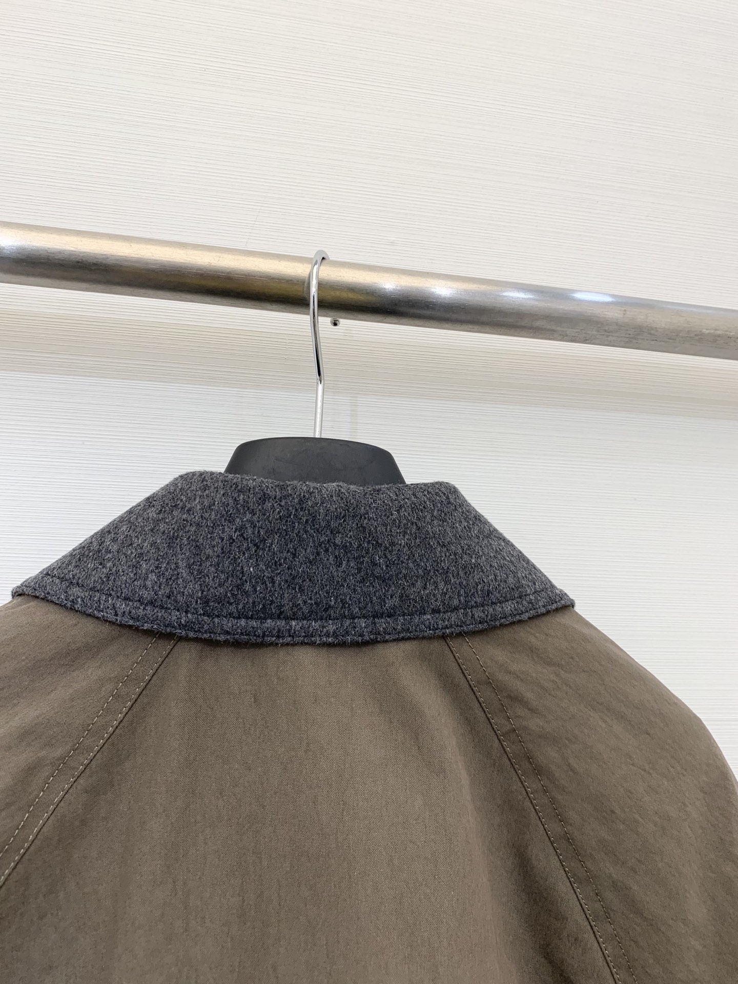 BC🤎 25秋冬新品 深棕色衣襟钉珠加棉外套 双门襟设计 工装风格 采用轻质棉混纺材料制成 更加保暖 蓬