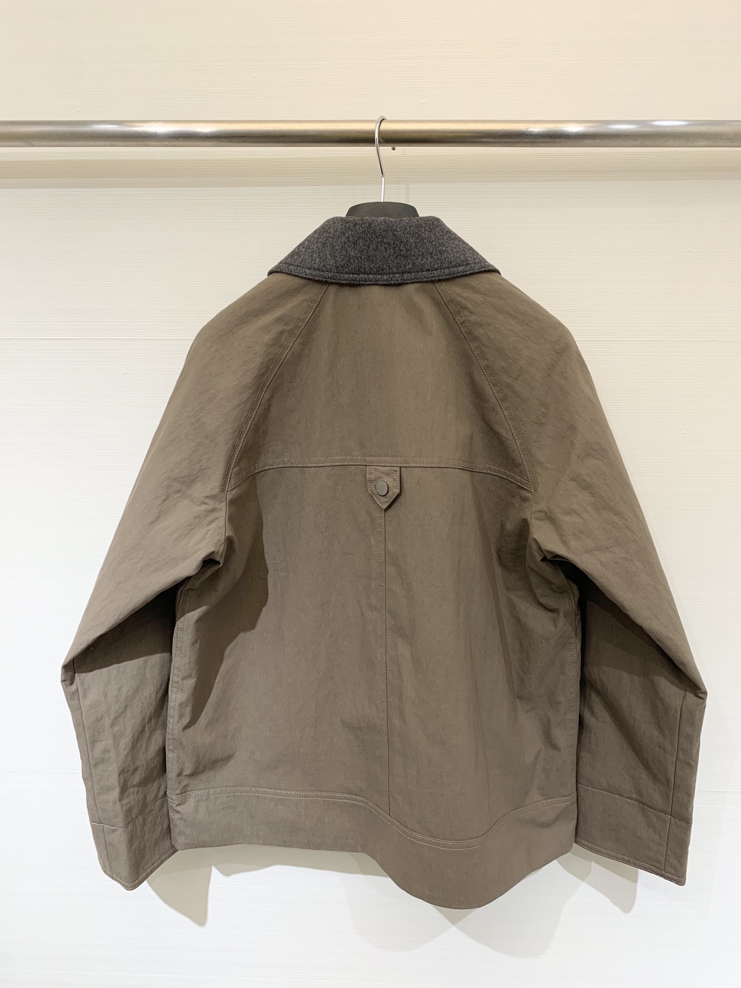 BC🤎 25秋冬新品 深棕色衣襟钉珠加棉外套 双门襟设计 工装风格 采用轻质棉混纺材料制成 更加保暖 蓬