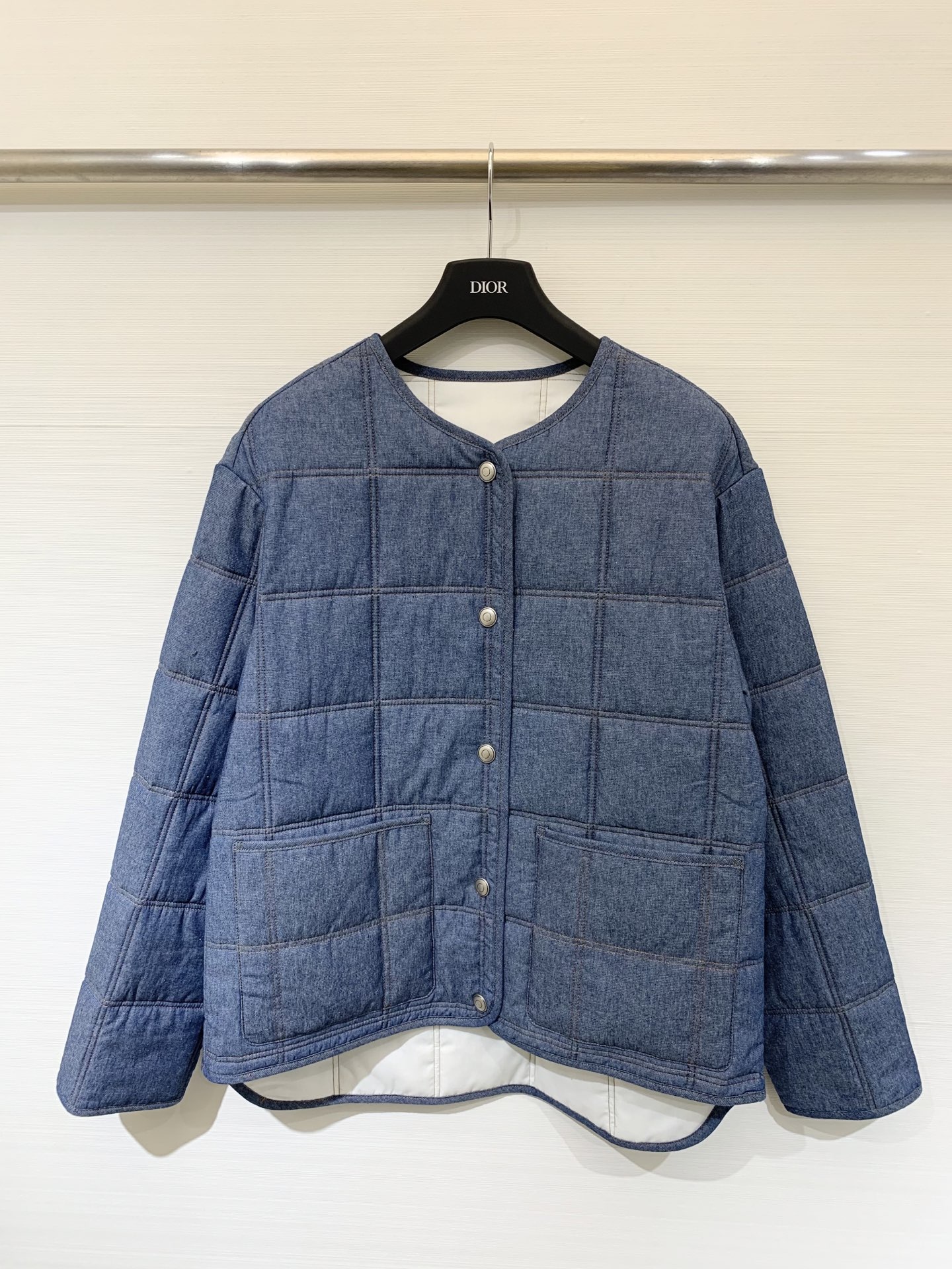 NO:479130,LP 25 autumn and winter new style blue quilted light denim cotton jacket Tanning series small cotton jacket Whoever wears looks good yb customized cotton-washed denim fabric adopts strip craftsmanship The quilting process is full of details. The classic round neck design is versatile and slim. Layered with elderly inner wear, the overall look more energetic. A short, wrinkle-resistant and neat coat can really meet all matching needs. Sml, loro piano, jackets & coats, alexander wang19860909LP 25秋冬新款 蓝色绗缝轻薄牛仔棉服 单宁系列小棉服 谁穿谁好看 yb定制棉水洗牛仔面料 采用对条工艺 绗缝工艺的细节感满满 经典圆领设计百搭显瘦 叠穿高龄内搭 整体显得更精神 一件短款、抗皱、利落的外套 真的可以满足所有搭配需求sml,,loro piana,jackets & coats,alexander wang,Women's clothing