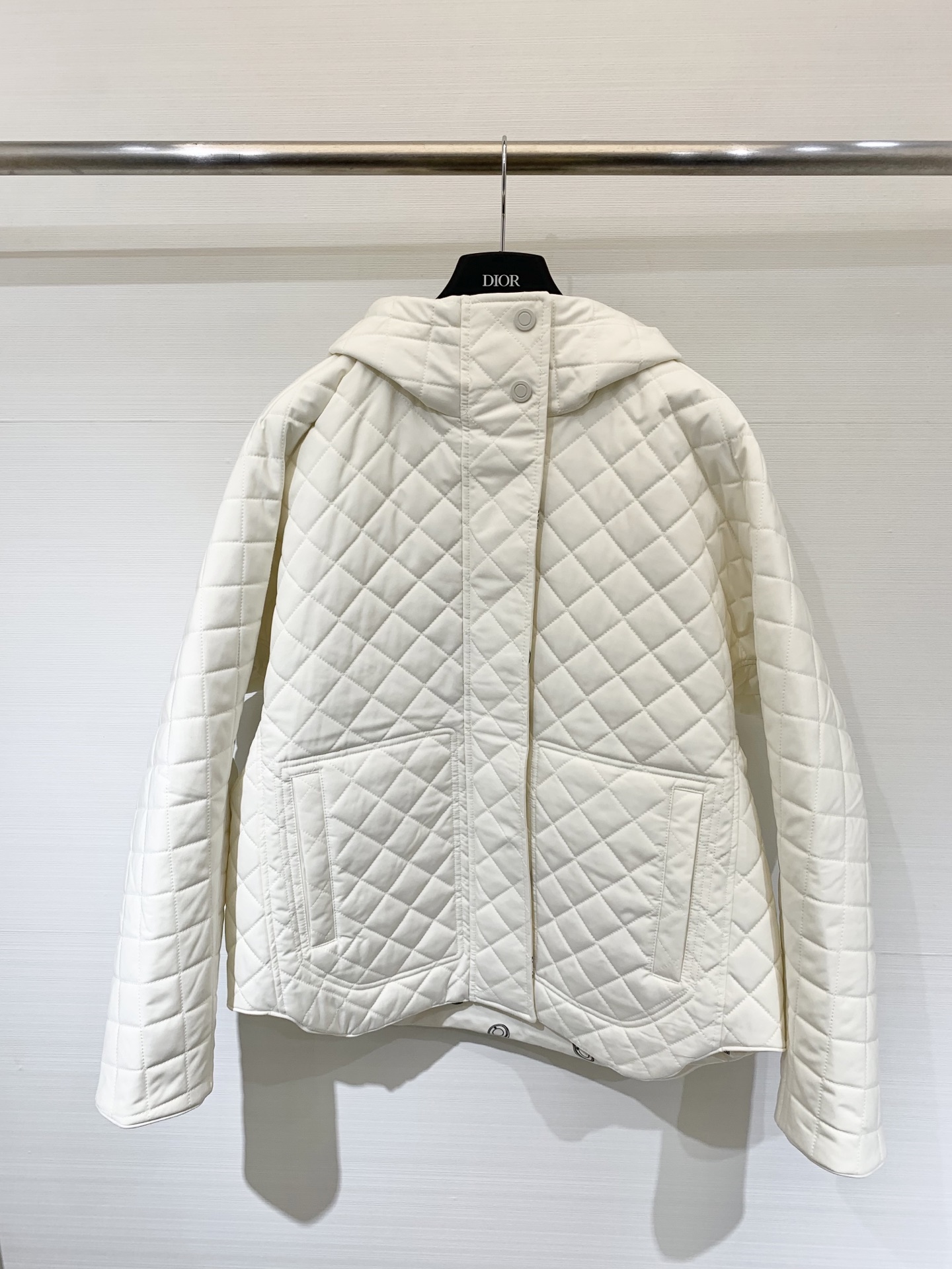 NO:479144,Herme* 25 autumn and winter new products Hooded quilted digital printed double-sided cotton jacket The most popular double-sided cotton jacket this year, double-sided wearable, handsome on one side, the other side is the donut shape, double-sided zipper and zipper head on the front, high-quality workmanship, details sml, hermes, jackets & coats, hats, alexander wang19860909Herme* 25秋冬新品 连帽绗缝数码印花双面棉服 今年最火的双面棉外套 双面可穿 一面帅气 另一面是那种甜甜圈造型 前襟双面拉链和拉链头 高品质做工看细节sml,,hermes,jackets & coats,hats,alexander wang,Women's clothing