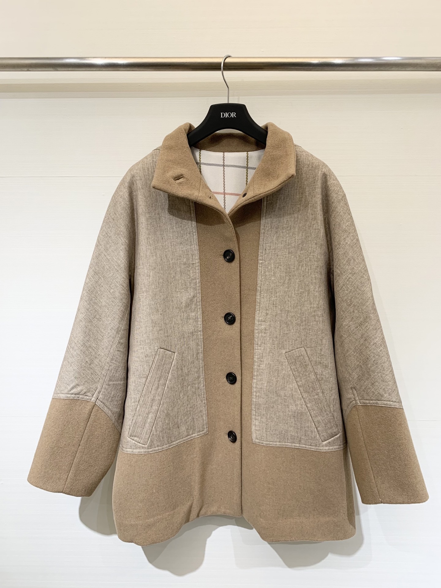 NO:479100,With dust bag LP 25 autumn and winter new style, stand-collar wool linen splicing coat, exquisite single-breasted coat is made of twill wool fabric, combined with the same color linen trim and base fabric, the latest checkered elements are fully lining, cocoon-shaped silhouette design, high-end and elegant upper body, essential white and rich beauty, sml, loro piano, alexander wang19860909配防尘袋LP 25秋冬新款 立领羊毛亚麻拼接大衣 精致的单排扣大衣采用斜纹羊毛面料制成 配以同色系亚麻饰边与基底面料结合 最新格纹元素全衬里 茧型廓形设计 上身高级大气 白富美必备sml,,loro piana,alexander wang,Women's clothing