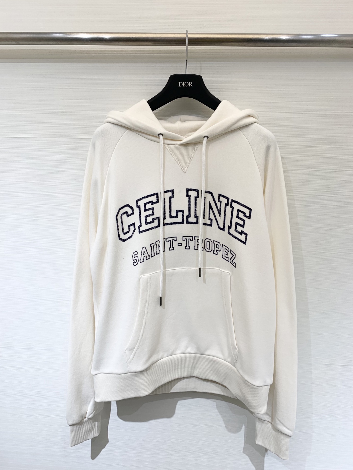 NO:479116,CELINE SAINT-TROPEZ Vacation style sports and casual hooded sweatshirts Casual loose tailoring Representative milky white dark blue flocking craftsmanship Make letters into hollow prints and give the effect of old and ruined The retro atmosphere is coming to the face sml, celine, saint laurent, hoodie, sweatshirts, hats, alexander wang19860909CELINE SAINT-TROPEZ 度假风运动休闲连帽卫衣 休闲宽松的剪裁 极具代表性的奶白色系 深蓝的植绒工艺 将字母做成空心状印花 且赋予了做旧破败的效果 复古气息扑面而来sml,,celine,saint laurent,hoodie,sweatshirts,hats,alexander wang,Women's clothing