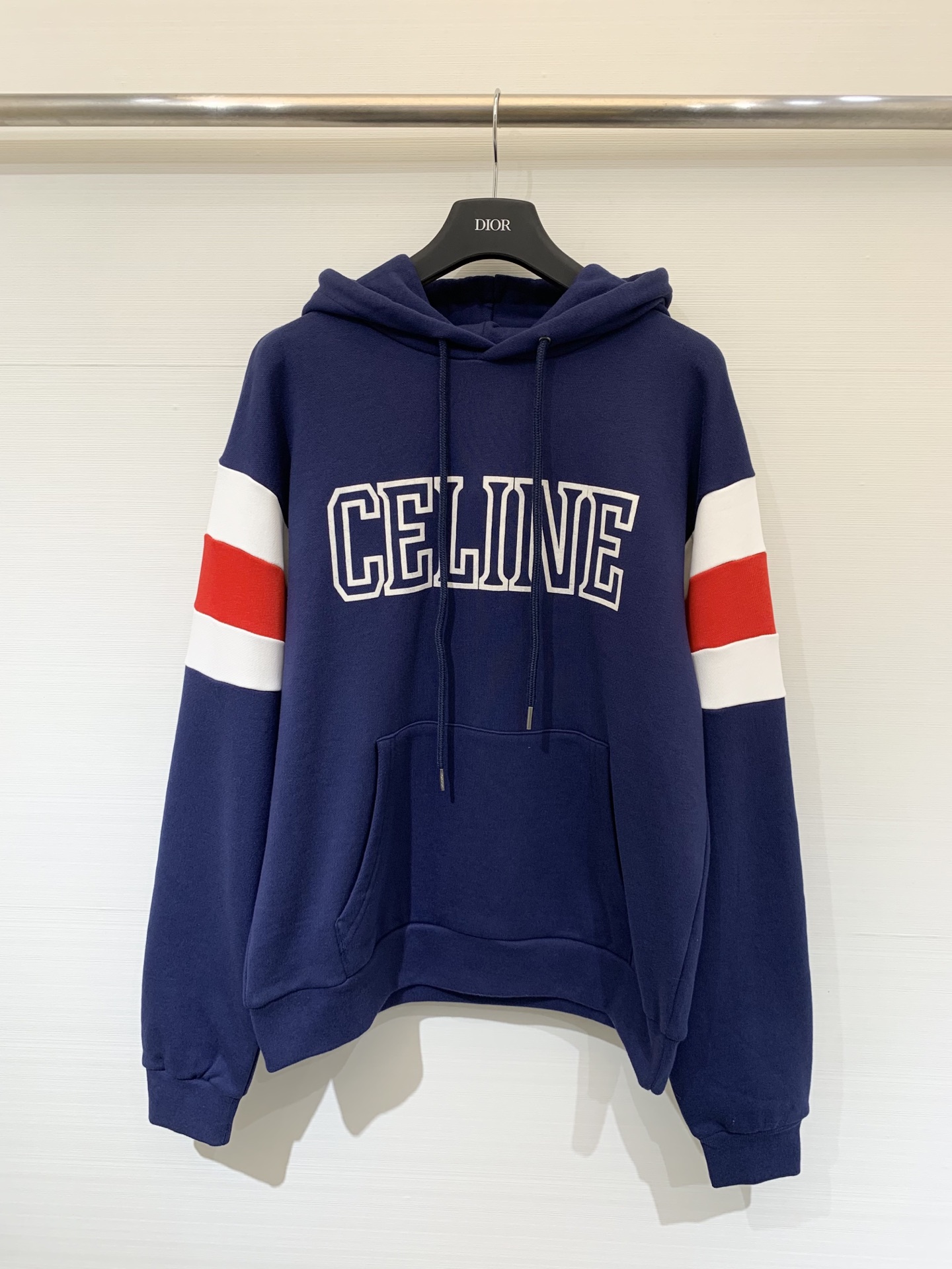 NO:479132,CELINE/Celin 2025 autumn and winter new style spliced ​​contrasting sleeve shoulder letters Logo printed hooded sweatshirt Loose and casual tailoring Contrast color splicing design Both vacation style and college style. With the blessing of the navigation series, navy blue body is adopted. The white hollow letters logo print on the chest is high-end. The flocking process is advanced and three-dimensional texture. Age-reducing artifact. Navy blue smlxl, celine,celine,hoodie,sweatshirts,hats,alexander wang19860909CELINE/赛琳 2025秋冬新款 拼接撞色袖肩字母Logo印花连帽卫衣 宽松休闲的剪裁 撞色拼接的设计 既有度假风又充满学院风 航海系列的加持下采用了海军蓝大身 胸口白色的镂空大字母Logo印花 植绒工艺高级又显现立体质感 减龄神器 藏蓝色smlxl,,celine,celine,hoodie,sweatshirts,hats,alexander wang,Women's clothing
