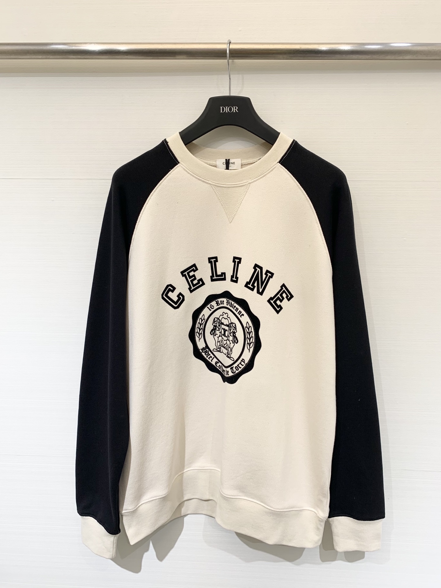 NO:479147,CELINE 25 early autumn new style flocking letter badge color-blocking sweatshirt round neck loose style fairy color-blocking very good looking men and women same style upper body age-reducing casual sml, celine, hoodie, sweatshirts, alexander wang19860909CELINE 25早秋新款 植绒字母徽章拼色卫衣 圆领宽松版型 神仙拼色非常好看 男女同款 上身减龄休闲sml,,celine,hoodie,sweatshirts,alexander wang,Women's clothing