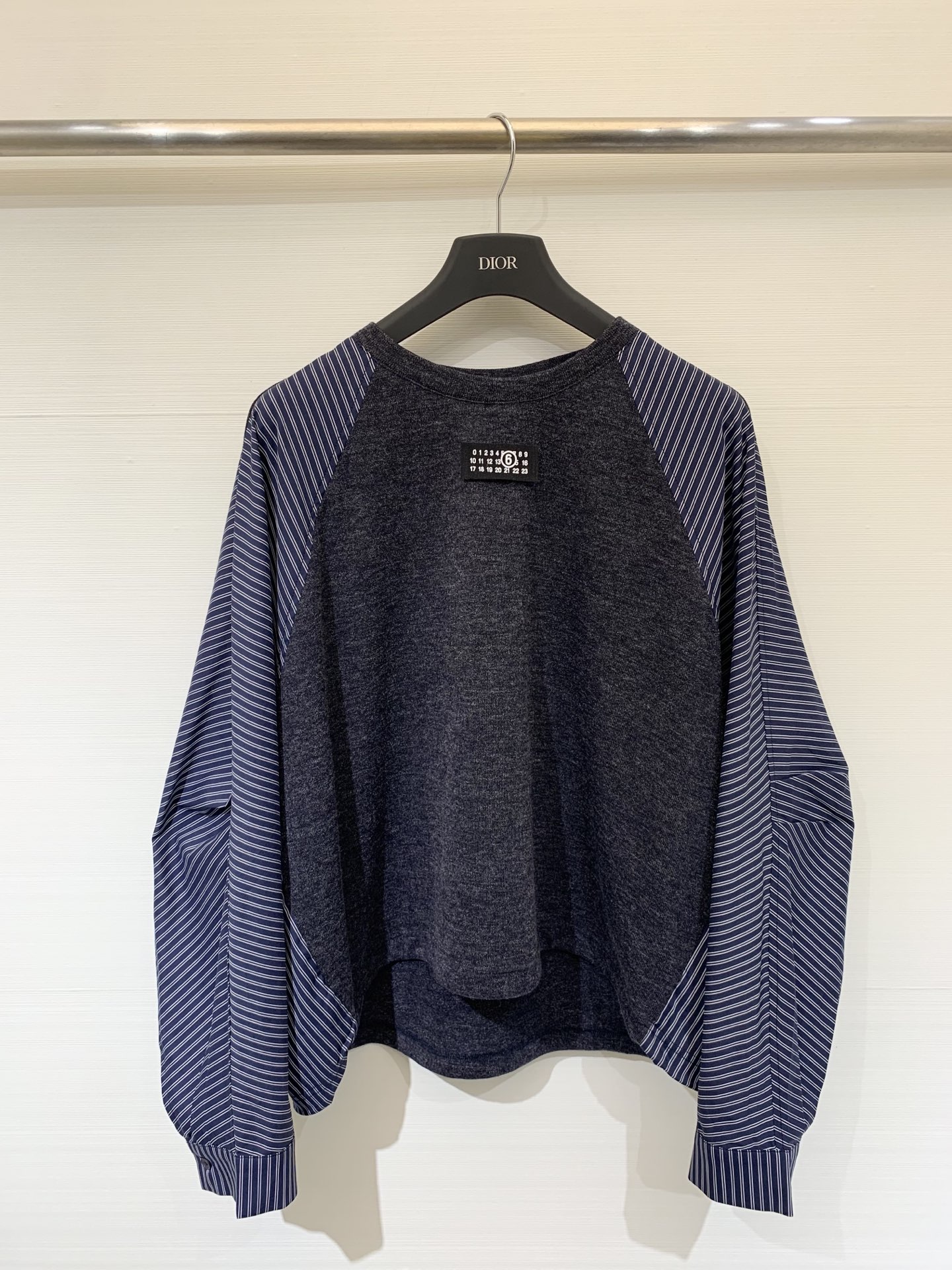 NO:479170,MM6 25 early autumn new style, design sense deconstructed spliced ​​round neck top/sweater, knitted striped shirt sleeve design, hem drawstring tightening, classic digital LOGO embellishment on chest, loose style without picking up any figure, ultimate casual, two colors and two codes,,masion margiela,hoodie,sweatshirts,alexander wang19860909MM6 25早秋新款 设计感解构拼接圆领上衣/卫衣 针织正身条纹衬衣袖子设计 下摆抽绳收紧 胸前经典数字LOGO点缀 宽松版型不挑任何身材 极致休闲 两色两码sm,,masion margiela,hoodie,sweatshirts,alexander wang,Women's clothing