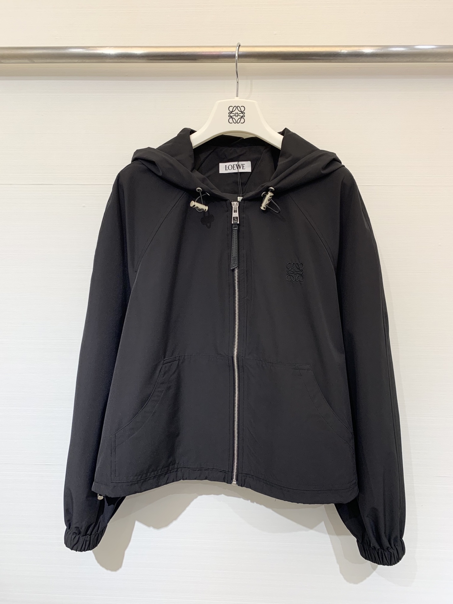 NO:479267,Loewe 25 early autumn new black hooded jacket is made of high-quality fabric soft and comfortable, breathable and good performance, keeping you comfortable in any weather SML,,loewe, jackets & coats,hats,alexander wang19860909Loewe 25早秋新款 黑色连帽夹克 采用优质面料柔软舒适 透气性能佳 让您在任何天气下都保持舒适 码数sml,,loewe,jackets & coats,hats,alexander wang,Women's clothing