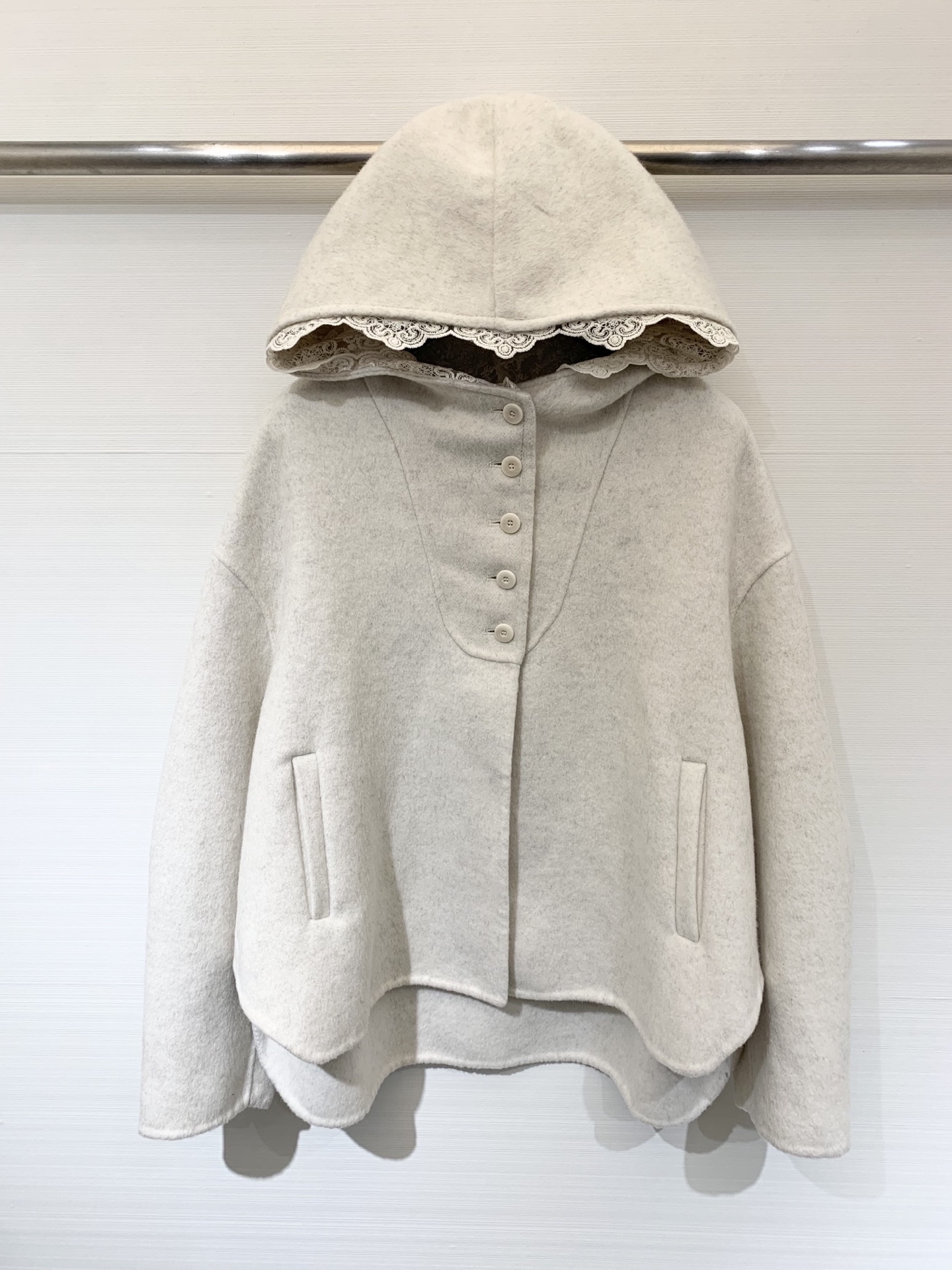 NO:479210,IsabelMarantEtoile 25 autumn and winter new lace hooded double-sided wool jacket Classic short A-line style, huge slim upper body, wool blend fabric, light, delicate and comfortable, positioning pattern lace lace fashionable and high-end, white and rich beauty essential items, fresh and elegant and elegant tone, versatile and not picky, two-color sml,, jackets & coats, hats, alexander wang19860909IsabelMarantEtoile 25秋冬新款 蕾丝连帽双面羊毛外套 经典短款A字版型 上身巨显瘦 羊毛混纺面料 轻盈细腻舒适 定位图案蕾丝花边时髦又高级 白富美必备单品 清新气质高级的调调 百搭不挑人 两色sml,,jackets & coats,hats,alexander wang,Women's clothing