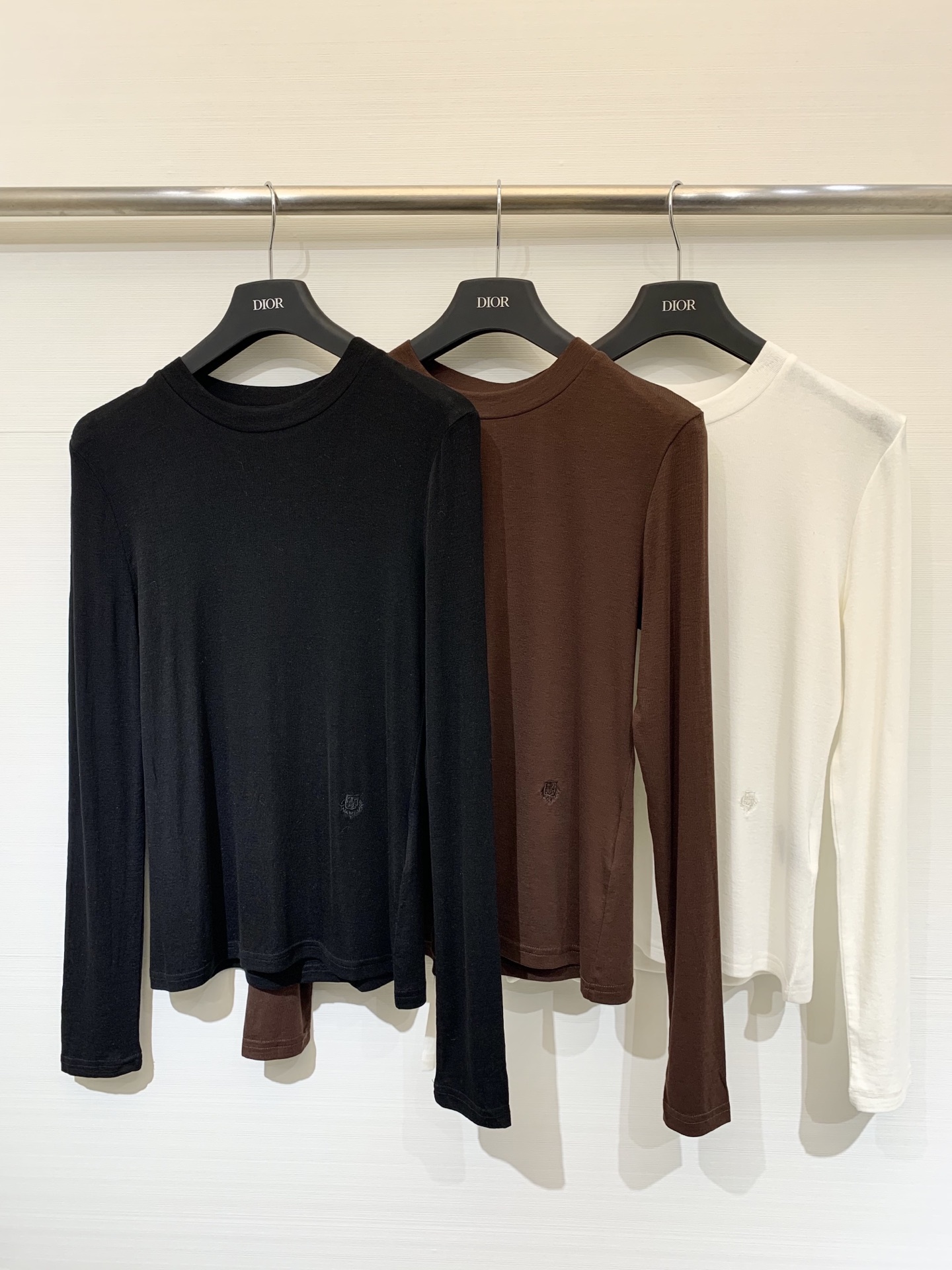 NO:479217,LP, new early autumn style, embroidered logo solid color round neck base shirt, a series of comfortable cloud feel, who knows the touch of the upper body, hem embroidered letter design, super elasticity of the fabric, classic colors are all daily and high-end, a must-have for daily wear, three-color sml,,loro piano,alexander wang19860909LP 早秋新款 刺绣logo纯色圆领打底衫 云感舒适的系列 上身的触感谁穿谁知道的舒服 下摆刺绣字母设计 面料弹力超级好 经典颜色都是日常又高级 日常穿搭必备 三色sml,,loro piana,alexander wang,Women's clothing