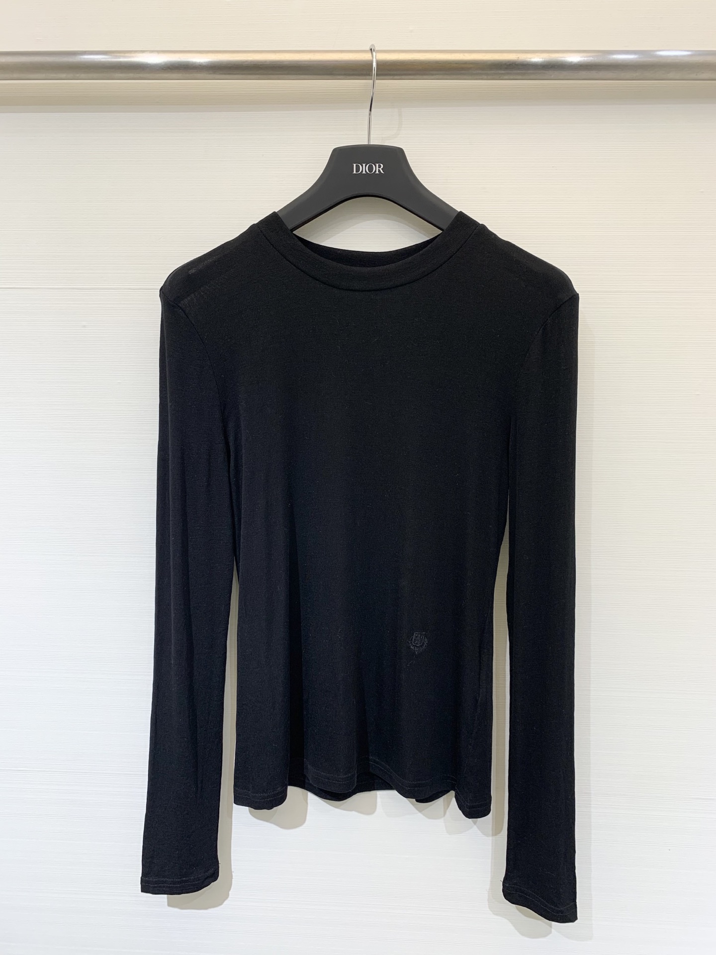 NO:479223,LP, new early autumn style, embroidered logo solid color round neck base shirt, a series of comfortable cloud feel, who knows the touch of the upper body, hem embroidered letter design, super elasticity of the fabric, classic colors are all daily and high-end, a must-have for daily wear, three-color sml,,loro piano,alexander wang19860909LP 早秋新款 刺绣logo纯色圆领打底衫 云感舒适的系列 上身的触感谁穿谁知道的舒服 下摆刺绣字母设计 面料弹力超级好 经典颜色都是日常又高级 日常穿搭必备 三色sml,,loro piana,alexander wang,Women's clothing