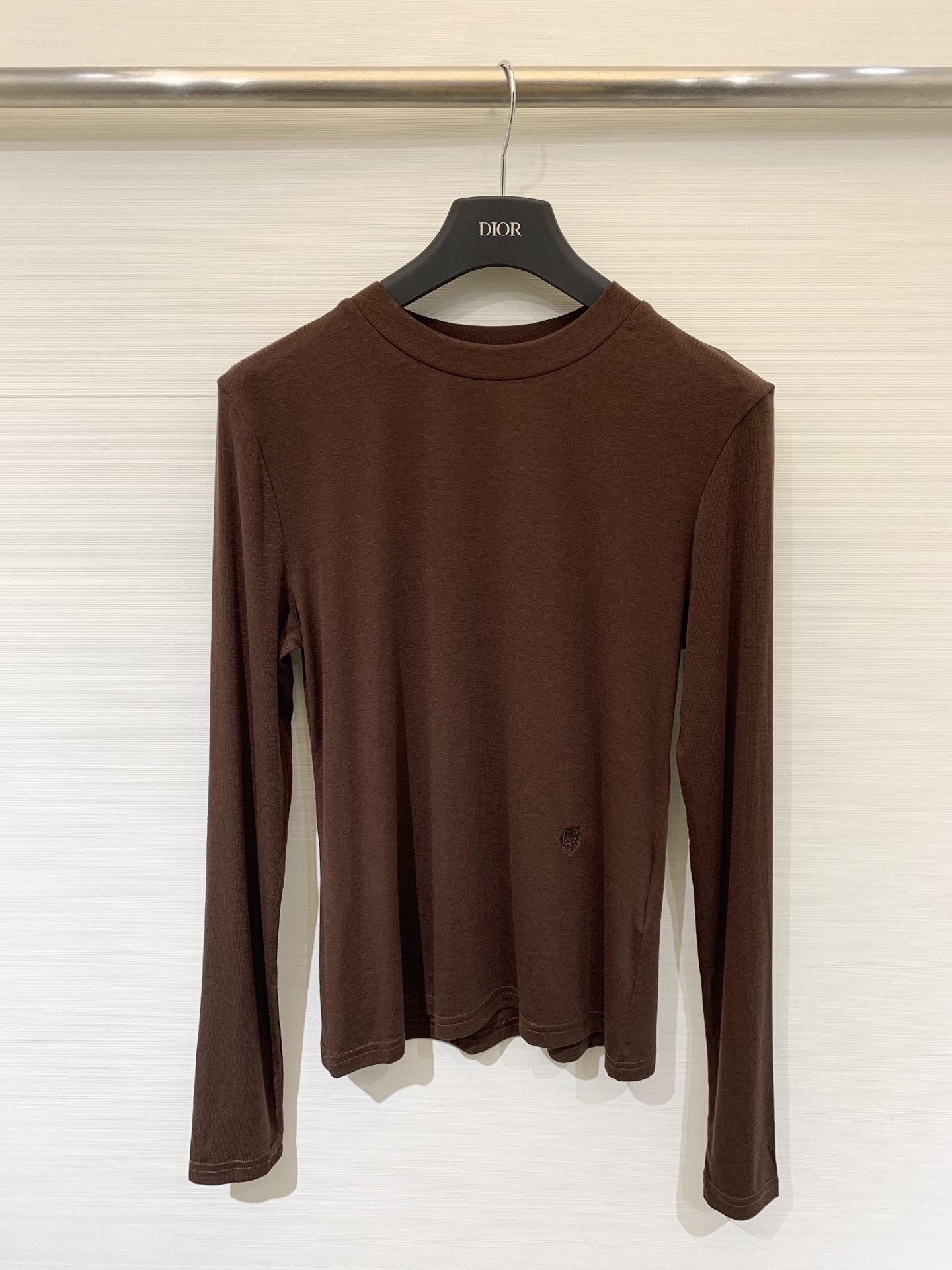 NO:479230,LP, new early autumn style, embroidered logo solid color round neck base shirt, a series of comfortable cloud feel, who knows the touch of the upper body, hem embroidered letter design, super elasticity of the fabric, classic colors are all daily and high-end, a must-have for daily wear, three-color sml,,loro piano,alexander wang19860909LP 早秋新款 刺绣logo纯色圆领打底衫 云感舒适的系列 上身的触感谁穿谁知道的舒服 下摆刺绣字母设计 面料弹力超级好 经典颜色都是日常又高级 日常穿搭必备 三色sml,,loro piana,alexander wang,Women's clothing