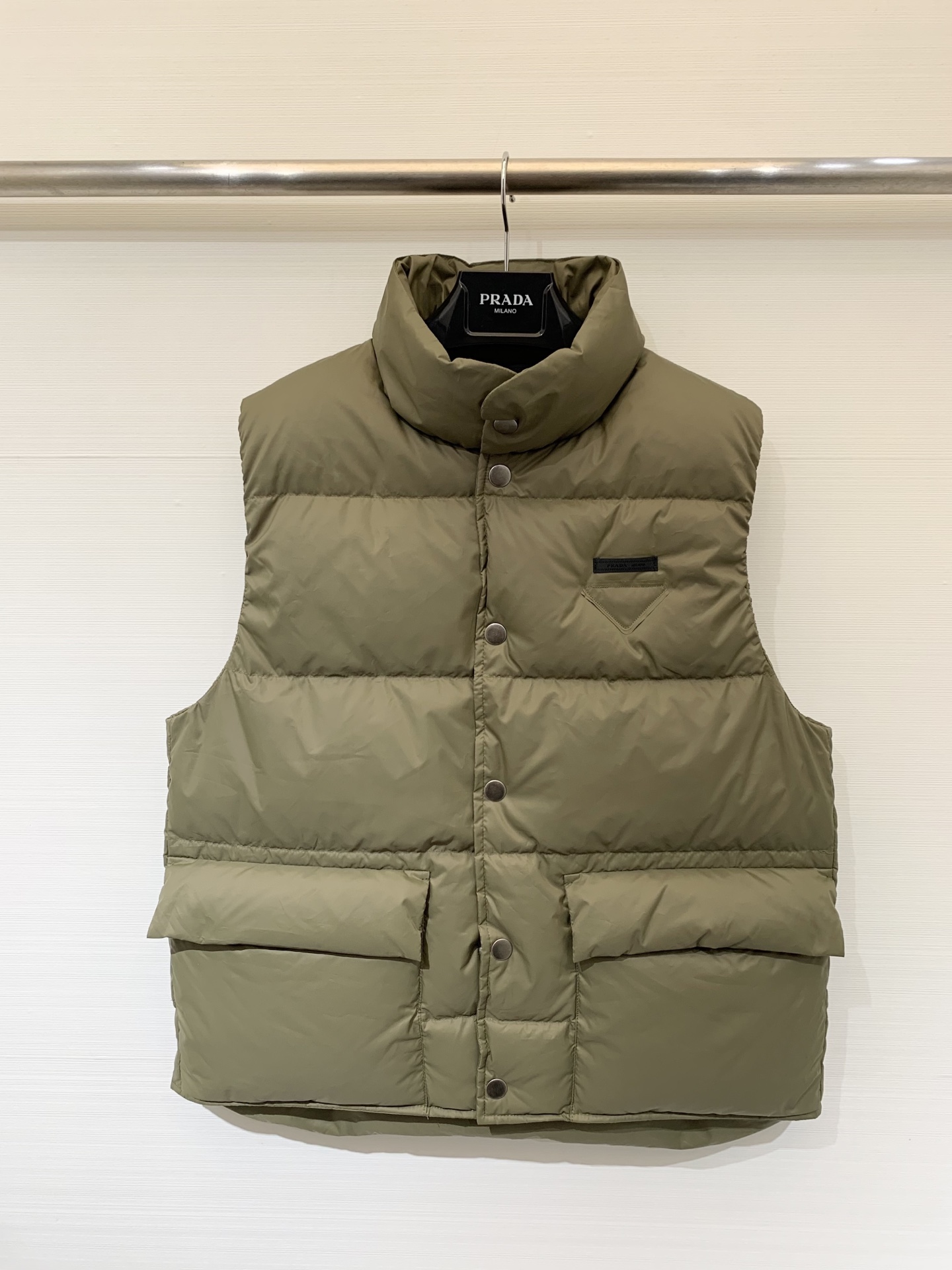 NO:479239,With dust bag Prad* 25 autumn and winter new style, down black label inverted triangle vest jacket, a popular purchasing agent, a very good vest this season, excellent warmth, really irresistible, silver button embellishment, layering is so stylish, custom matte fabric texture is soft, light and comfortable, size sml, prada, jackets & coats, down jacket, alexander wang19860909配防尘袋Prad* 25秋冬新款 羽绒黑标倒三角马甲外套 代购爆款本季超好看的一款背心马甲 保暖性超棒 真的无法抗拒 银色纽扣点缀,叠穿太有范儿 定制哑光面料质感柔软轻盈舒适 码数sml,,prada,jackets & coats,down jacket,alexander wang,Women's clothing