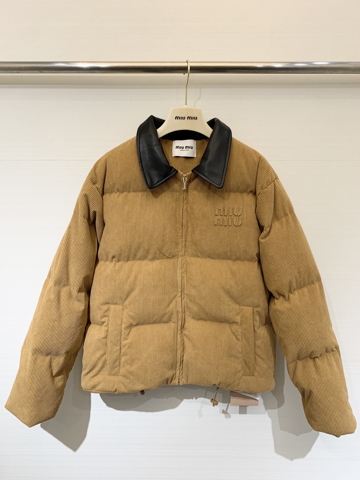 NO:479269,MIUMI* 25 autumn and winter new products Corduroy cotton jacket Contrast color leather lapel Custom zipper Soft comfort like clouds yyds Sweet and salty temperament girlish style Positioning letter patch embroidery Fabric texture soft and light and comfortable Size sml, Miumiu, jackets & coats, alexander wang19860909MIUMI* 25秋冬新品 灯芯绒棉服外套 撞色皮质翻领 订制拉链 云朵般柔软的舒适感yyds 可甜可盐气质少女风 定位字母贴布绣 面料质感柔软轻盈舒适 码数sml,,miumiu,jackets & coats,alexander wang,Women's clothing