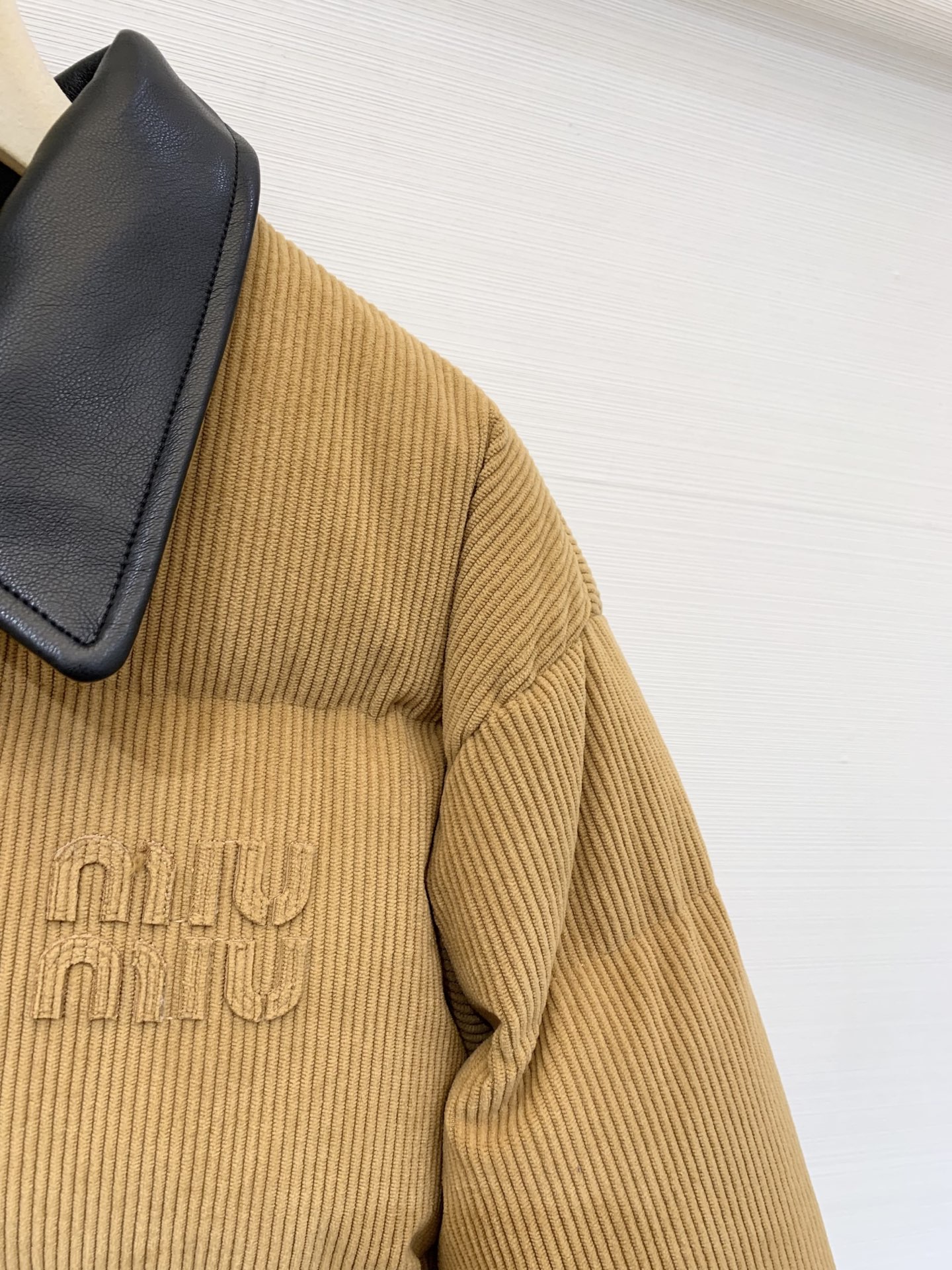 MIUMI* 25秋冬新品 灯芯绒棉服外套 撞色皮质翻领 订制拉链 云朵般柔软的舒适感yyds 可甜可盐