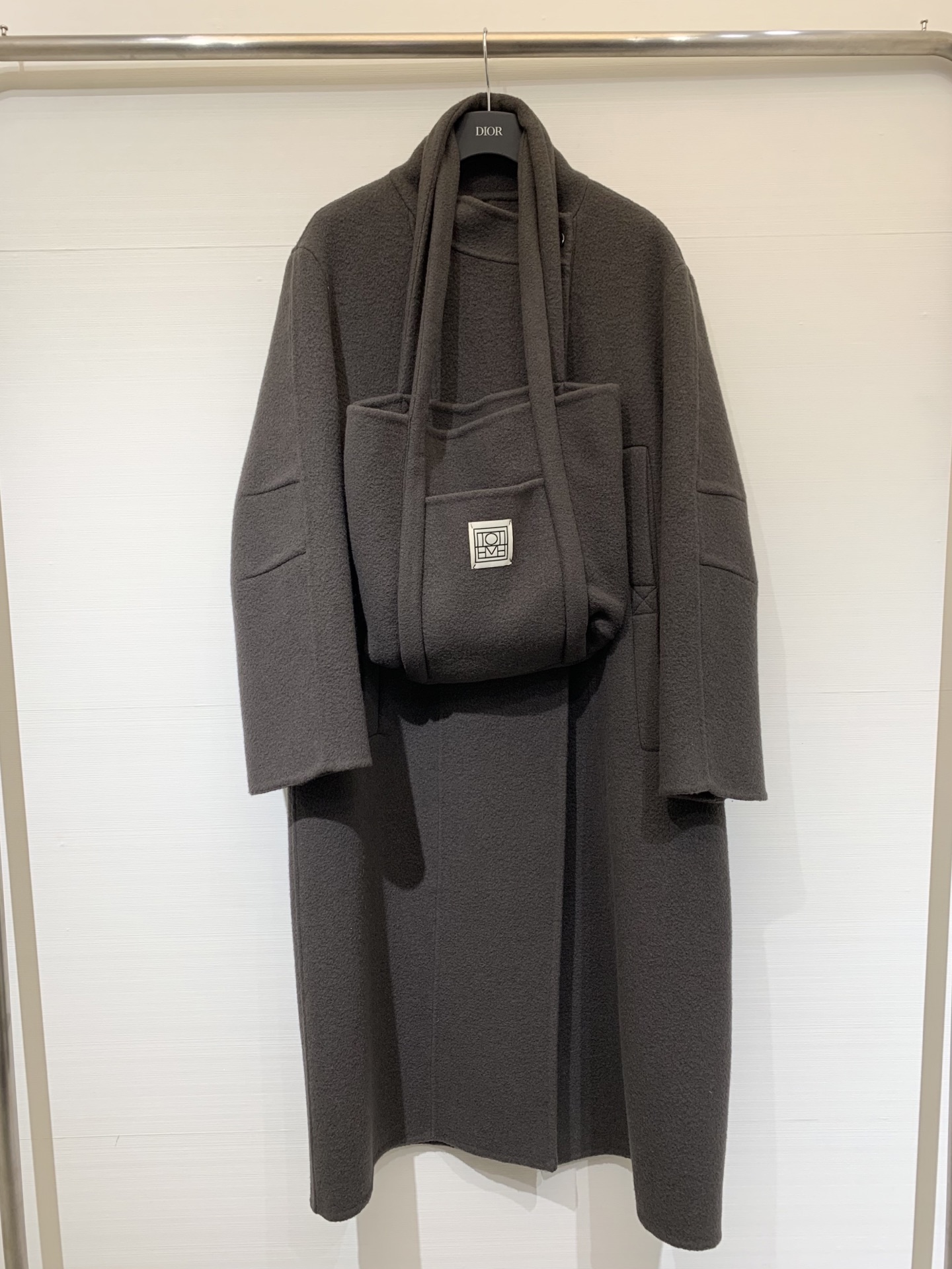 NO:482718,With dust bag Toteme 25 autumn and winter new style, stand-up collar design bag, double-sided wool coat, 80 wool blend fabric, the fabric keeps warm and improves the overall fabric grade, the crossbody bag can be independent, the ultra-high cost-effective combination, every detail is full mark, color is naughty blue, olive green number sml,,alexander wang19860909配防尘袋Toteme 25秋冬新款 立领设计包包 双面羊毛大衣 采用80羊毛混纺面料 面料保暖的同时更加提升整体面料档次 斜挎小包包可独立 超高性价比组合 每个细节都是满分 颜色藏蓝色 橄榄绿码数sml,,alexander wang,Women's clothing