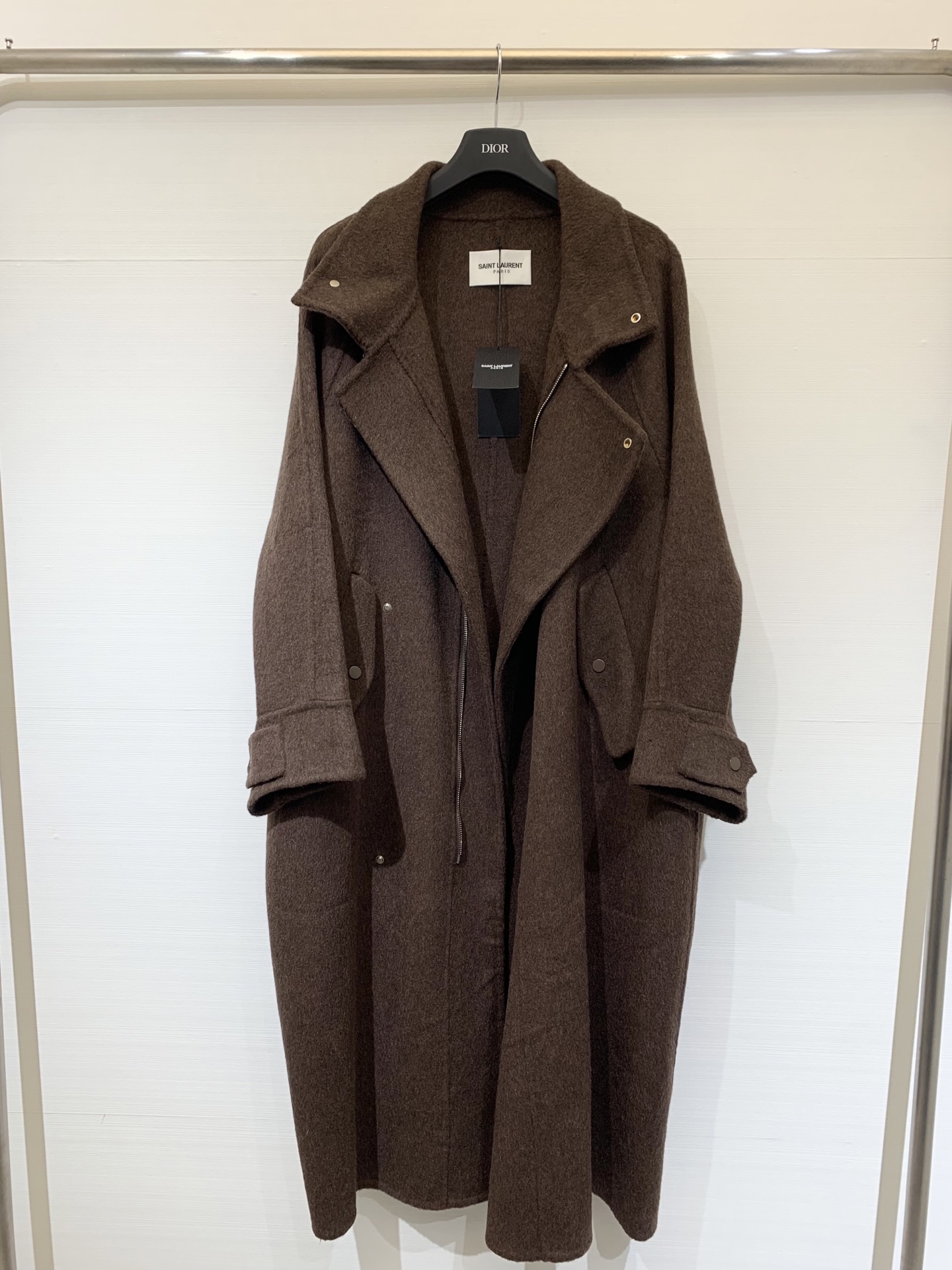 NO:480601,With dust bag Ysl 25 autumn and winter new motorcycle wind Suli alpaca coat color gray coffee color different colors different prices 10 alpaca suli content long-haired velvet current most ins fabric This gray color is also a huge favorite. High-end low-key white and beautiful must-in-class temperament item. SML Coffee, saint laurent, alexander wang19860909配防尘袋Ysl 25秋冬新款 机车风苏力羊驼绒大衣 颜色灰色 咖可色 颜色不同价格不同 10羊驼绒苏力含量 长毛拉绒 目前最ins面料 这个灰色的颜色也是巨巨巨喜欢 高级低调 白富美必入气质单品 码数sml 咖,,saint laurent,alexander wang,Women's clothing