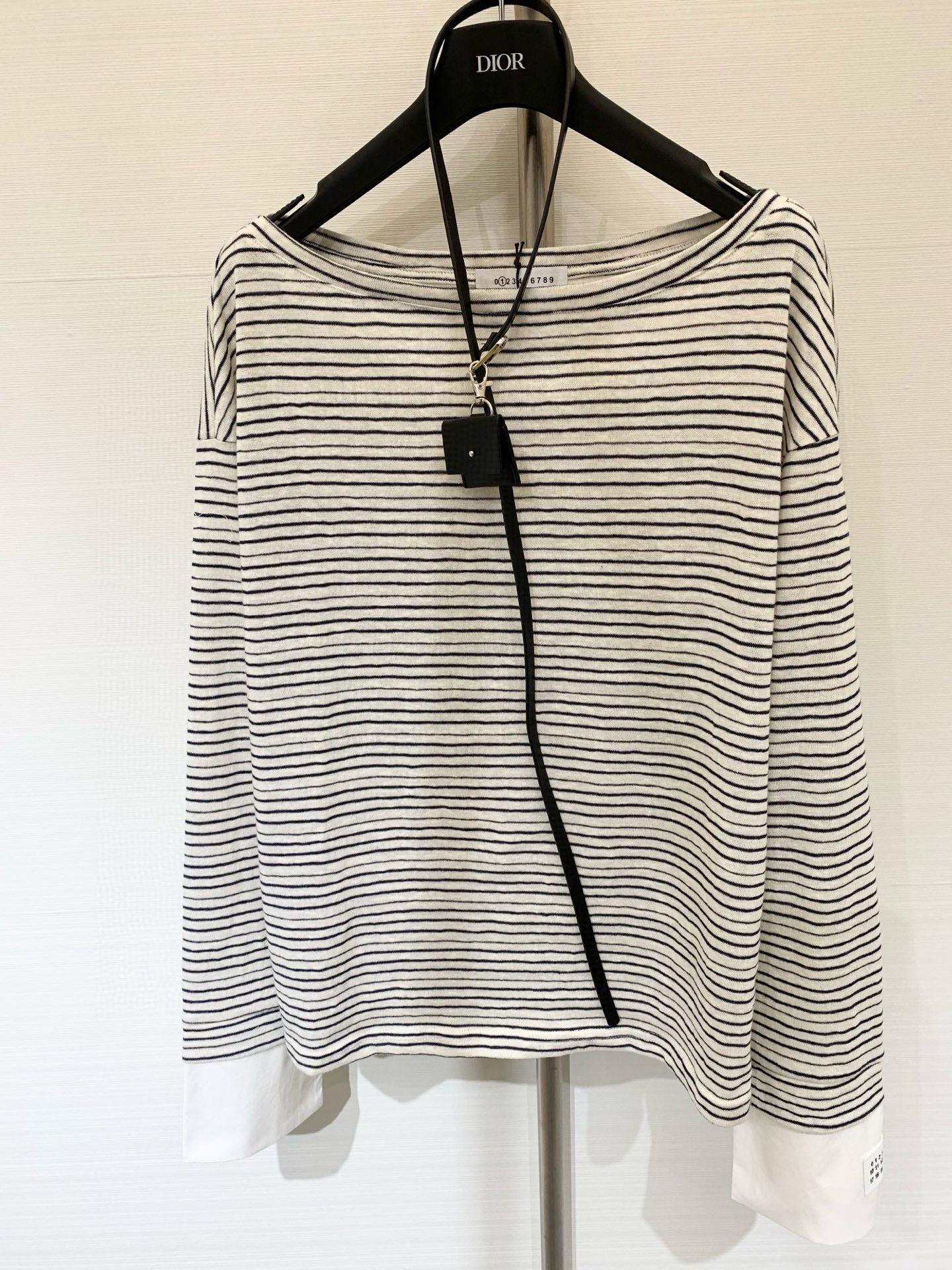 𝐌𝐌𝟔 𝟐𝟓秋季新款 配腰包 微标𝐋𝐨𝐠𝐨条纹长袖 撞色手袖设计 点缀经典数字𝐋𝐨𝐠𝐨徽标 里外精细缝盘