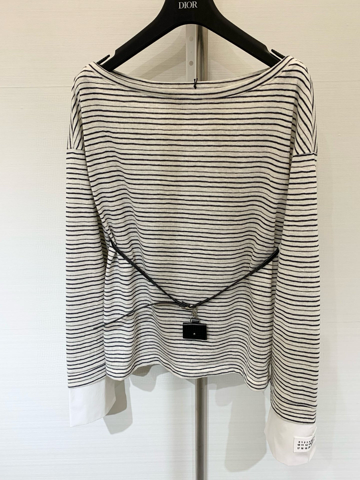 𝐌𝐌𝟔 𝟐𝟓秋季新款 配腰包 微标𝐋𝐨𝐠𝐨条纹长袖 撞色手袖设计 点缀经典数字𝐋𝐨𝐠𝐨徽标 里外精细缝盘