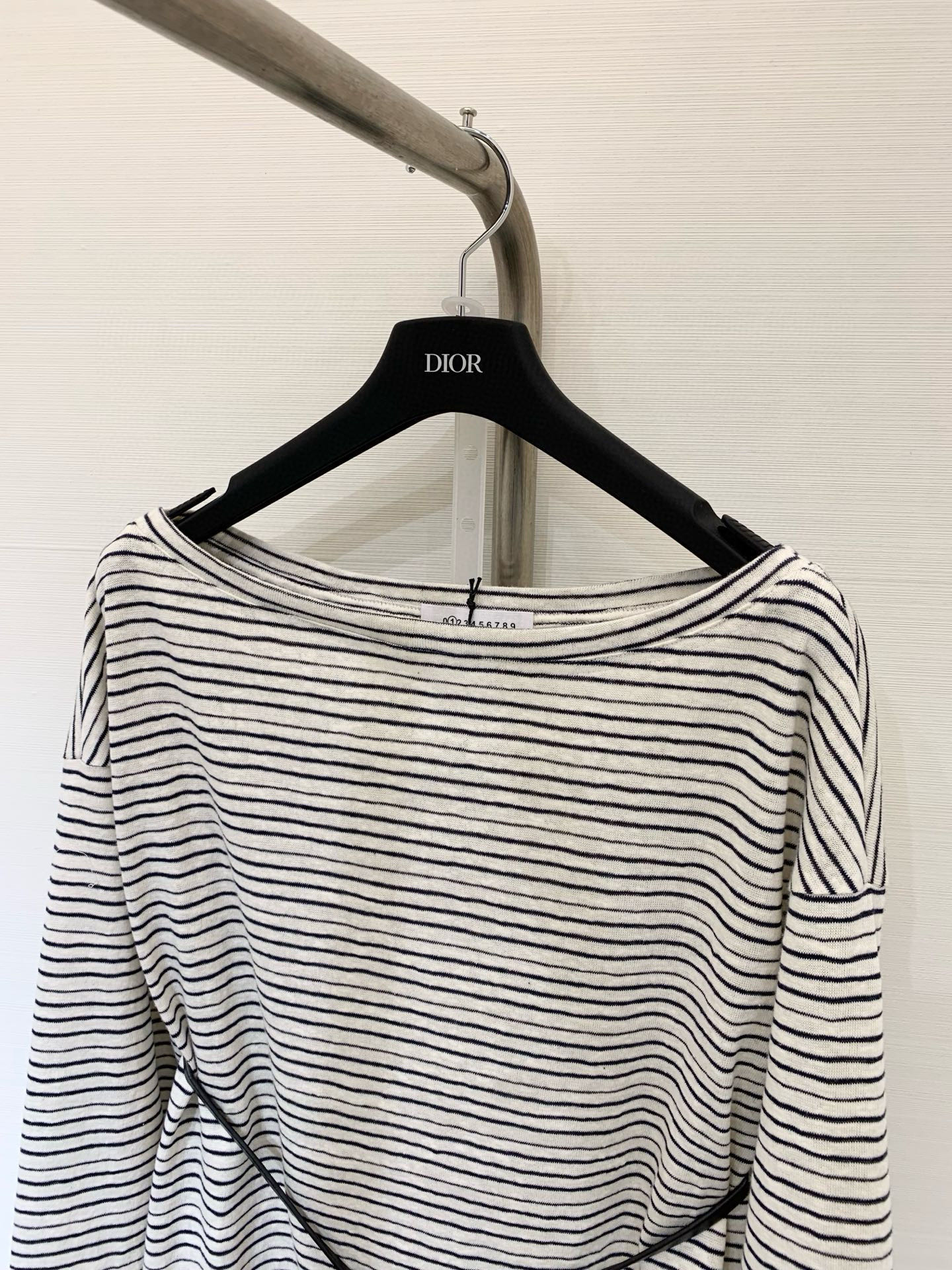 𝐌𝐌𝟔 𝟐𝟓秋季新款 配腰包 微标𝐋𝐨𝐠𝐨条纹长袖 撞色手袖设计 点缀经典数字𝐋𝐨𝐠𝐨徽标 里外精细缝盘