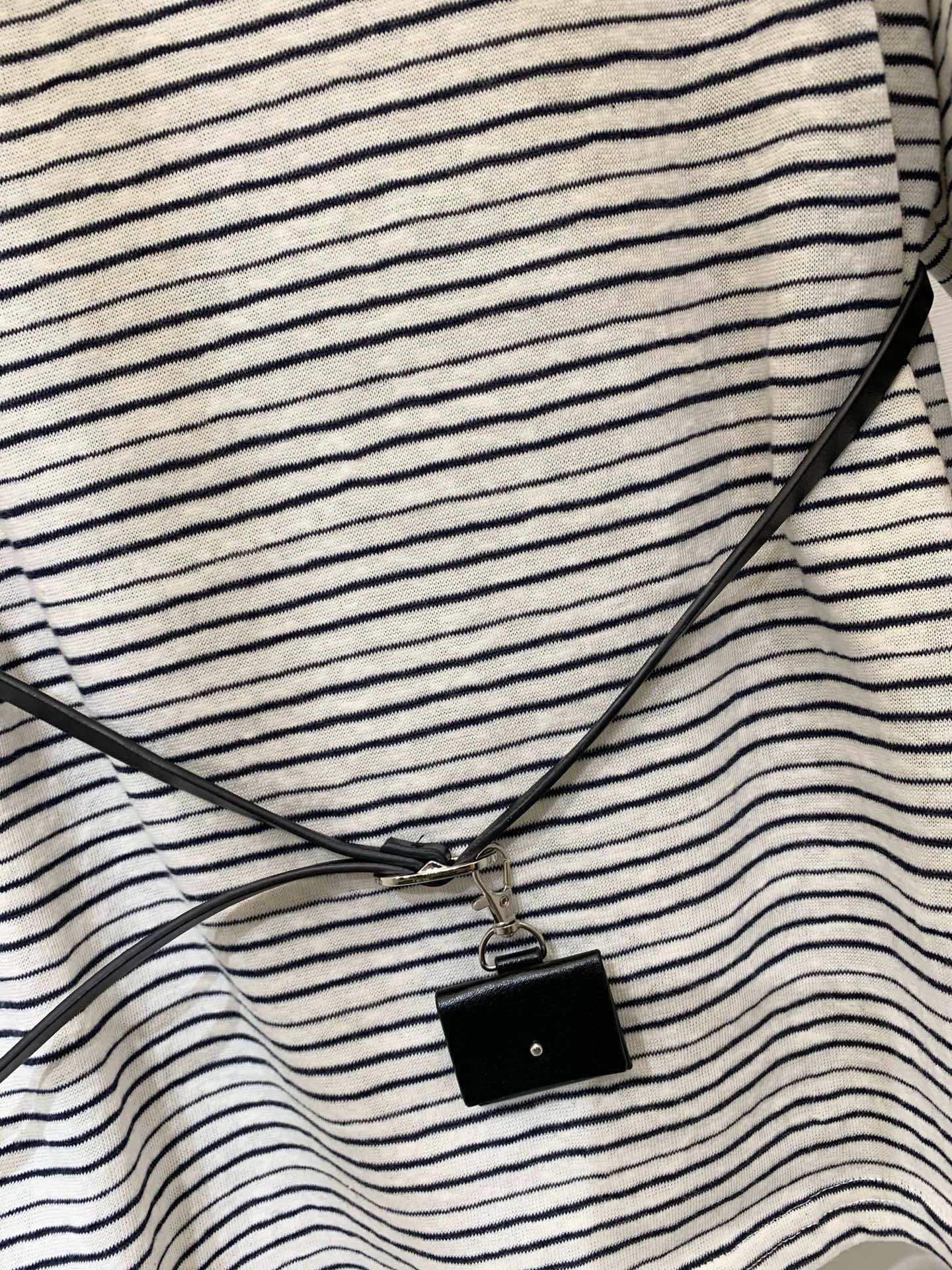 𝐌𝐌𝟔 𝟐𝟓秋季新款 配腰包 微标𝐋𝐨𝐠𝐨条纹长袖 撞色手袖设计 点缀经典数字𝐋𝐨𝐠𝐨徽标 里外精细缝盘