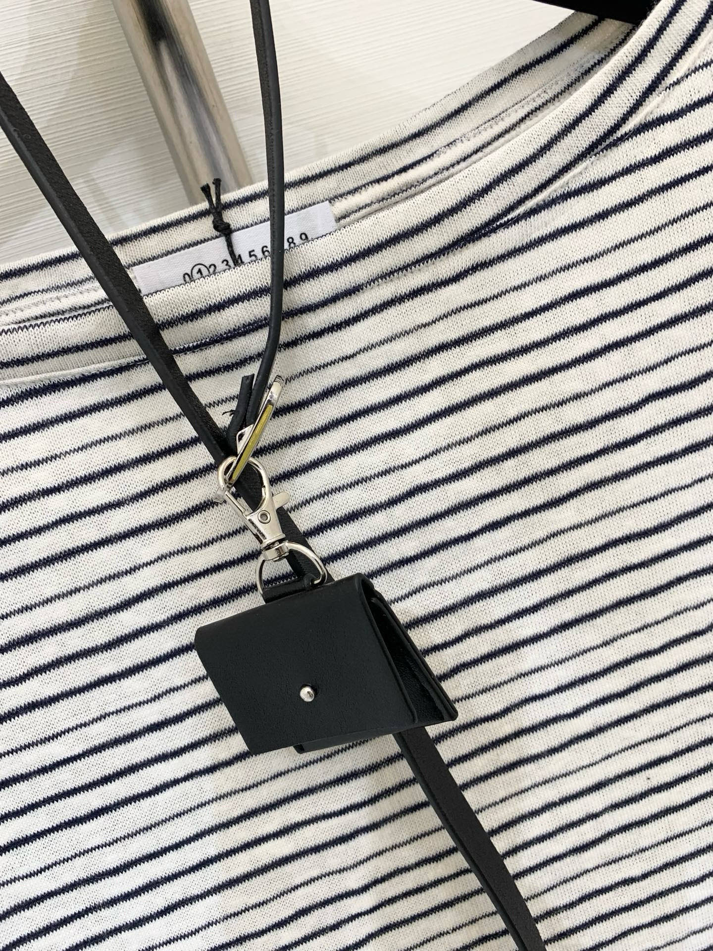 𝐌𝐌𝟔 𝟐𝟓秋季新款 配腰包 微标𝐋𝐨𝐠𝐨条纹长袖 撞色手袖设计 点缀经典数字𝐋𝐨𝐠𝐨徽标 里外精细缝盘