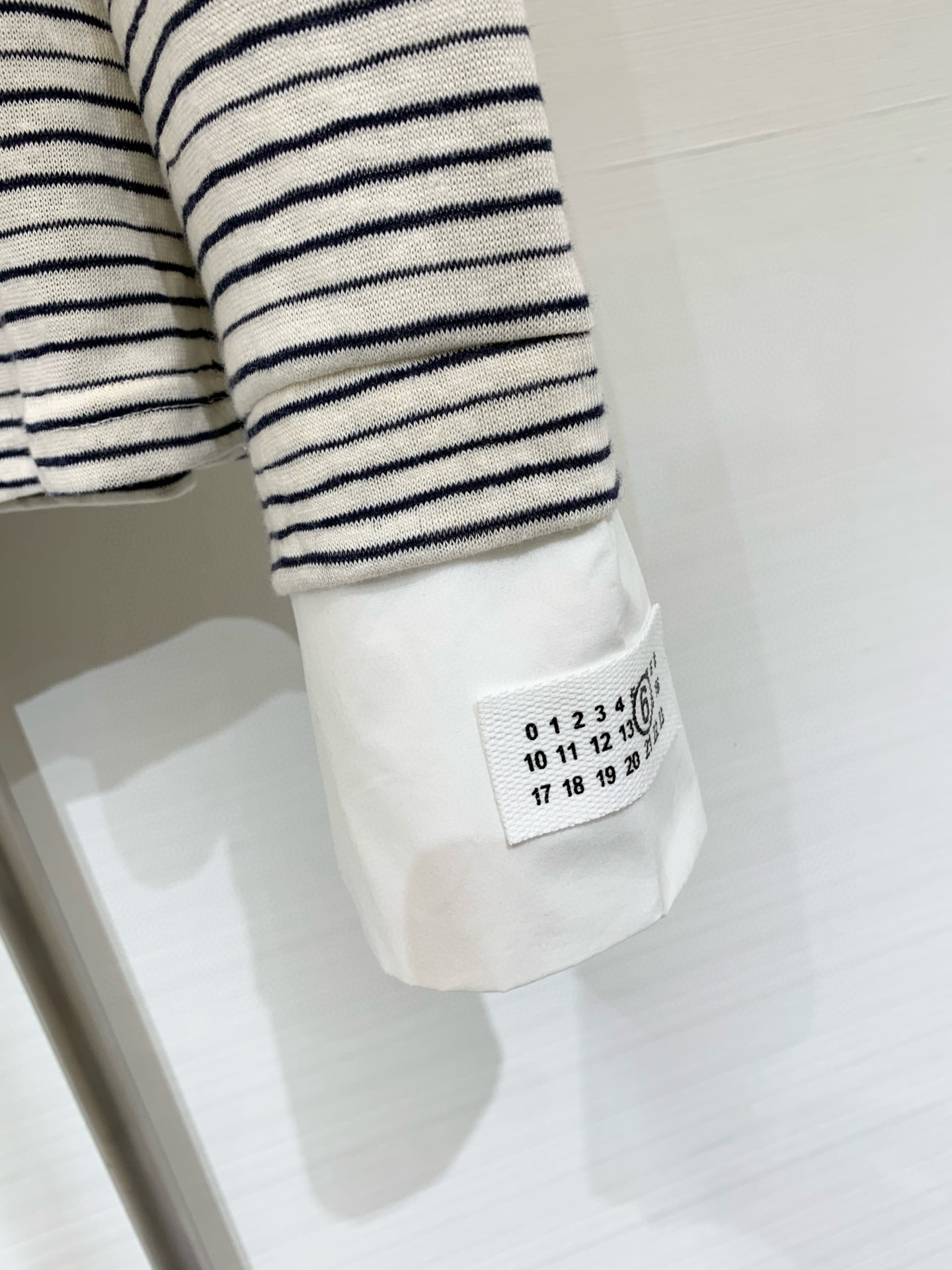 𝐌𝐌𝟔 𝟐𝟓秋季新款 配腰包 微标𝐋𝐨𝐠𝐨条纹长袖 撞色手袖设计 点缀经典数字𝐋𝐨𝐠𝐨徽标 里外精细缝盘