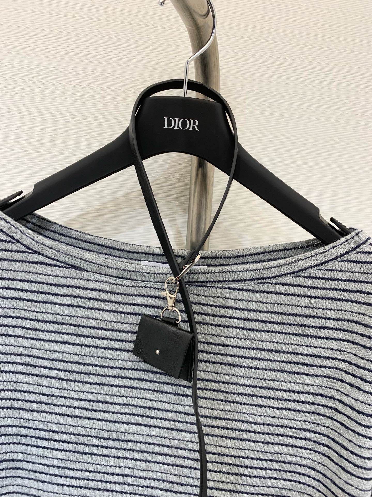 𝐌𝐌𝟔 𝟐𝟓秋季新款 配腰包 微标𝐋𝐨𝐠𝐨条纹长袖 撞色手袖设计 点缀经典数字𝐋𝐨𝐠𝐨徽标 里外精细缝盘