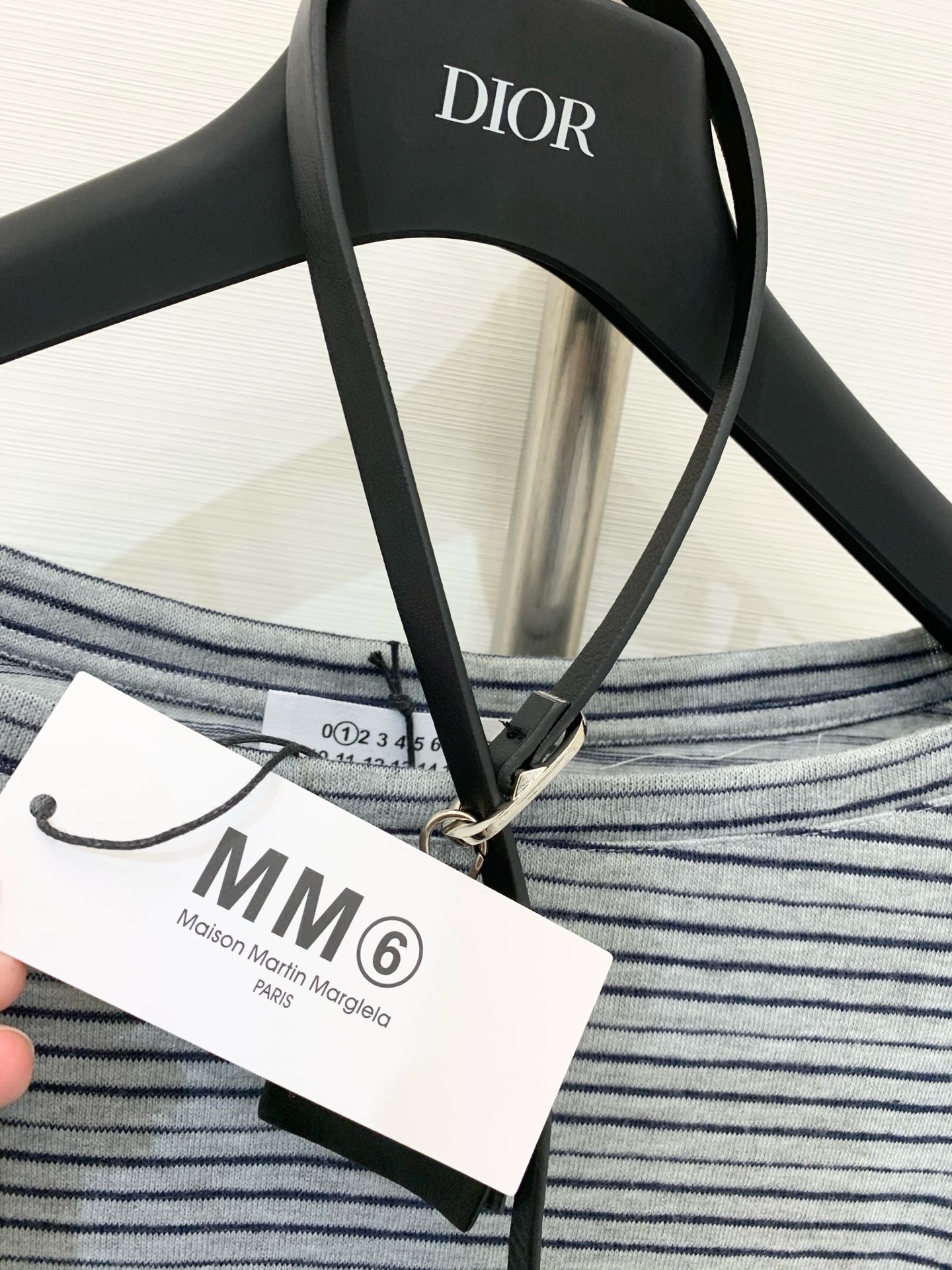 𝐌𝐌𝟔 𝟐𝟓秋季新款 配腰包 微标𝐋𝐨𝐠𝐨条纹长袖 撞色手袖设计 点缀经典数字𝐋𝐨𝐠𝐨徽标 里外精细缝盘