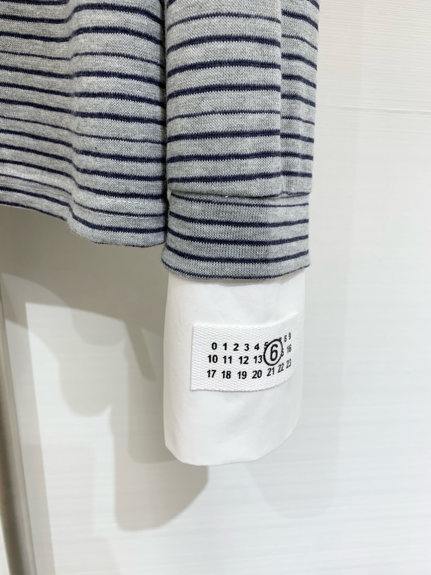 𝐌𝐌𝟔 𝟐𝟓秋季新款 配腰包 微标𝐋𝐨𝐠𝐨条纹长袖 撞色手袖设计 点缀经典数字𝐋𝐨𝐠𝐨徽标 里外精细缝盘