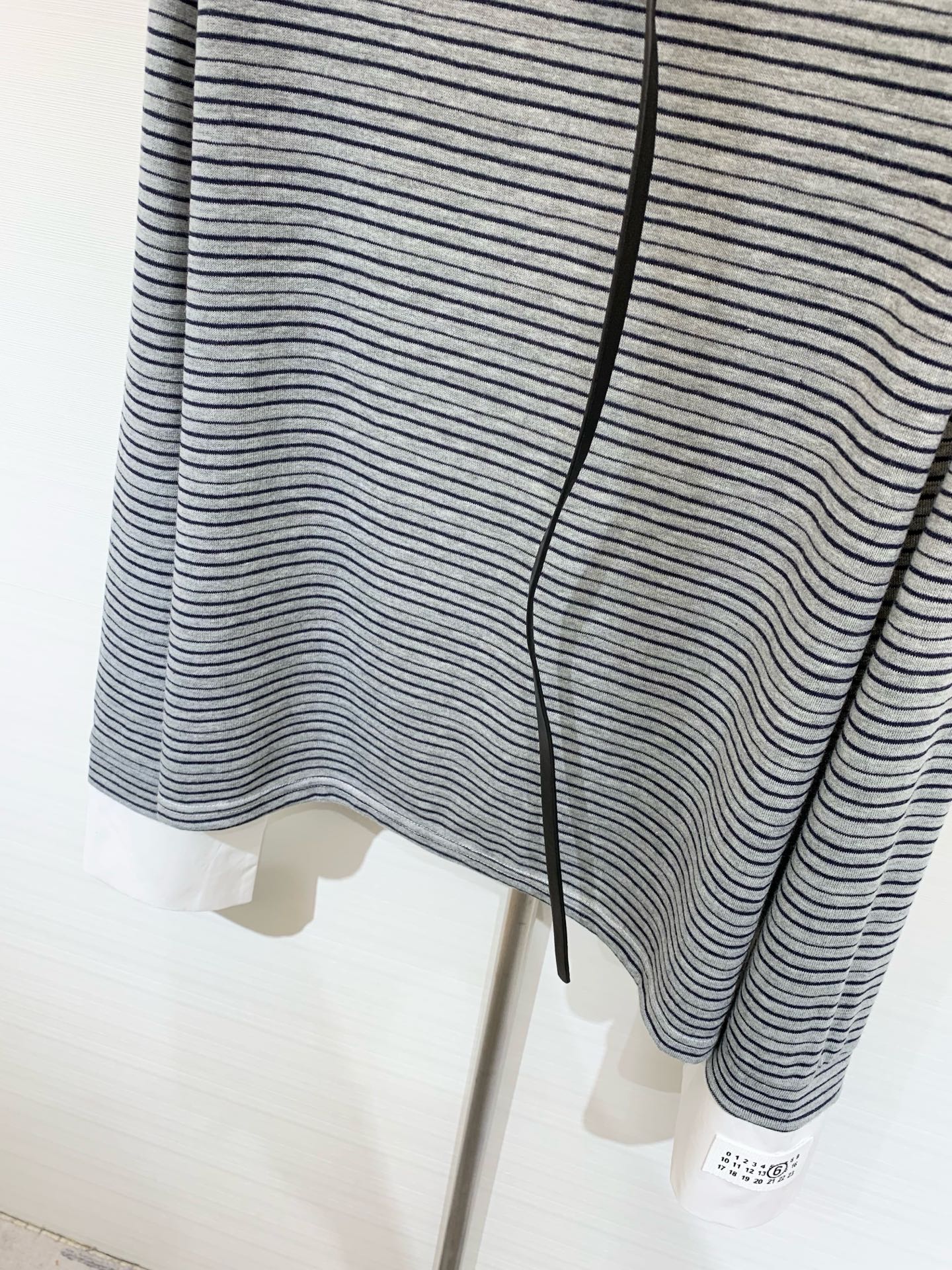 𝐌𝐌𝟔 𝟐𝟓秋季新款 配腰包 微标𝐋𝐨𝐠𝐨条纹长袖 撞色手袖设计 点缀经典数字𝐋𝐨𝐠𝐨徽标 里外精细缝盘