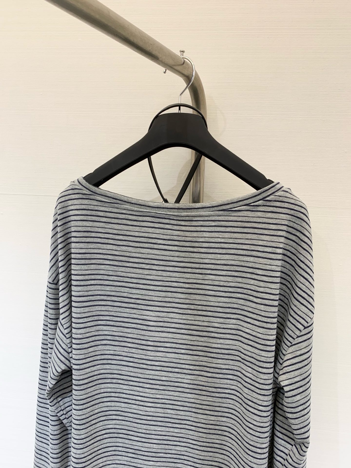 𝐌𝐌𝟔 𝟐𝟓秋季新款 配腰包 微标𝐋𝐨𝐠𝐨条纹长袖 撞色手袖设计 点缀经典数字𝐋𝐨𝐠𝐨徽标 里外精细缝盘