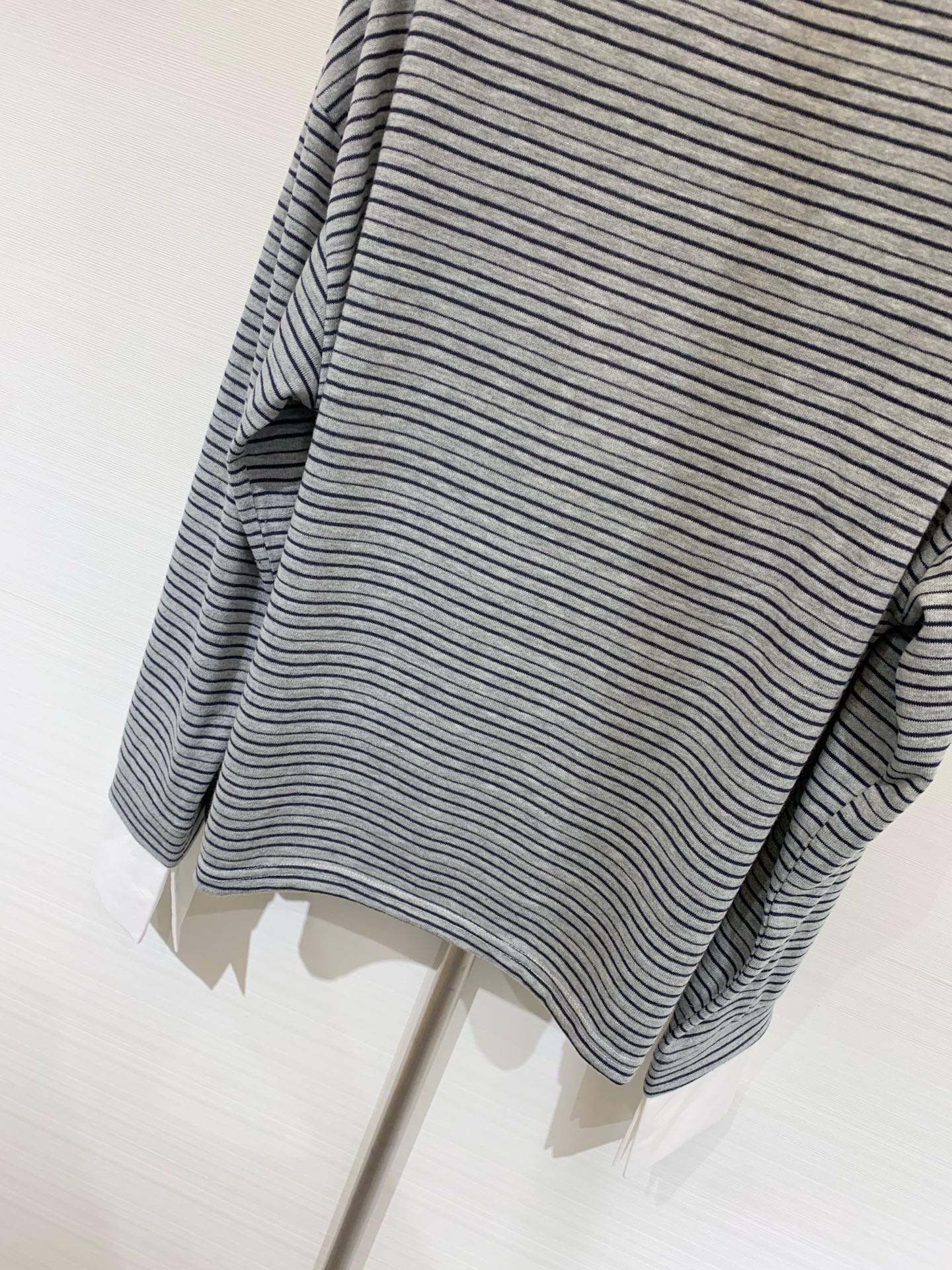 𝐌𝐌𝟔 𝟐𝟓秋季新款 配腰包 微标𝐋𝐨𝐠𝐨条纹长袖 撞色手袖设计 点缀经典数字𝐋𝐨𝐠𝐨徽标 里外精细缝盘