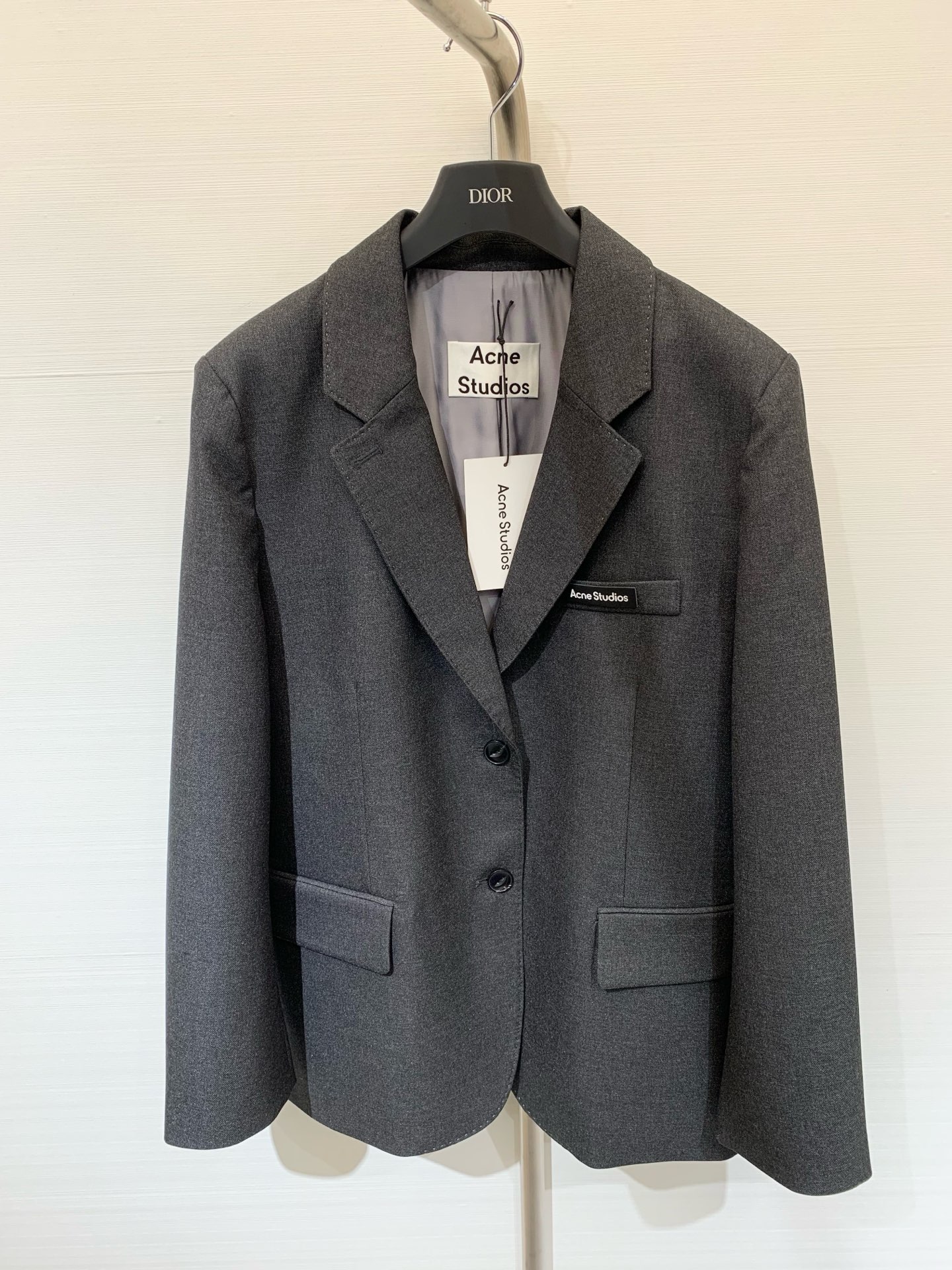 NO:482744,AcneStudios 25 early autumn new style dark gray grey suit jacket practical wear and close your eyes directly. The collar is very unique. The loose-cut OZ style. The boyfriend style is not picky. The upper body is very stylish. The lower body is small. The lower body disappears. The versatile gray style. Whether it is matched with jeans or skirts. Two sizes of ML, acne studios, dior, skirts, jeans, jackets & coats, alexander wang19860909AcneStudios 25早秋新款 暗灰色格雷系西服外套 实穿主义直接闭眼入吧 领子明线走线设计非常独特 宽松剪裁的oz版型 不挑人的男友风格 上身很有范儿 小个子女生可以玩转下半身消失 百搭灰色系 不管是搭配牛仔裤 还是裙子都能轻松驾驭 ML两个码,,acne studios,dior,skirts,jeans,jackets & coats,alexander wang,Women's clothing