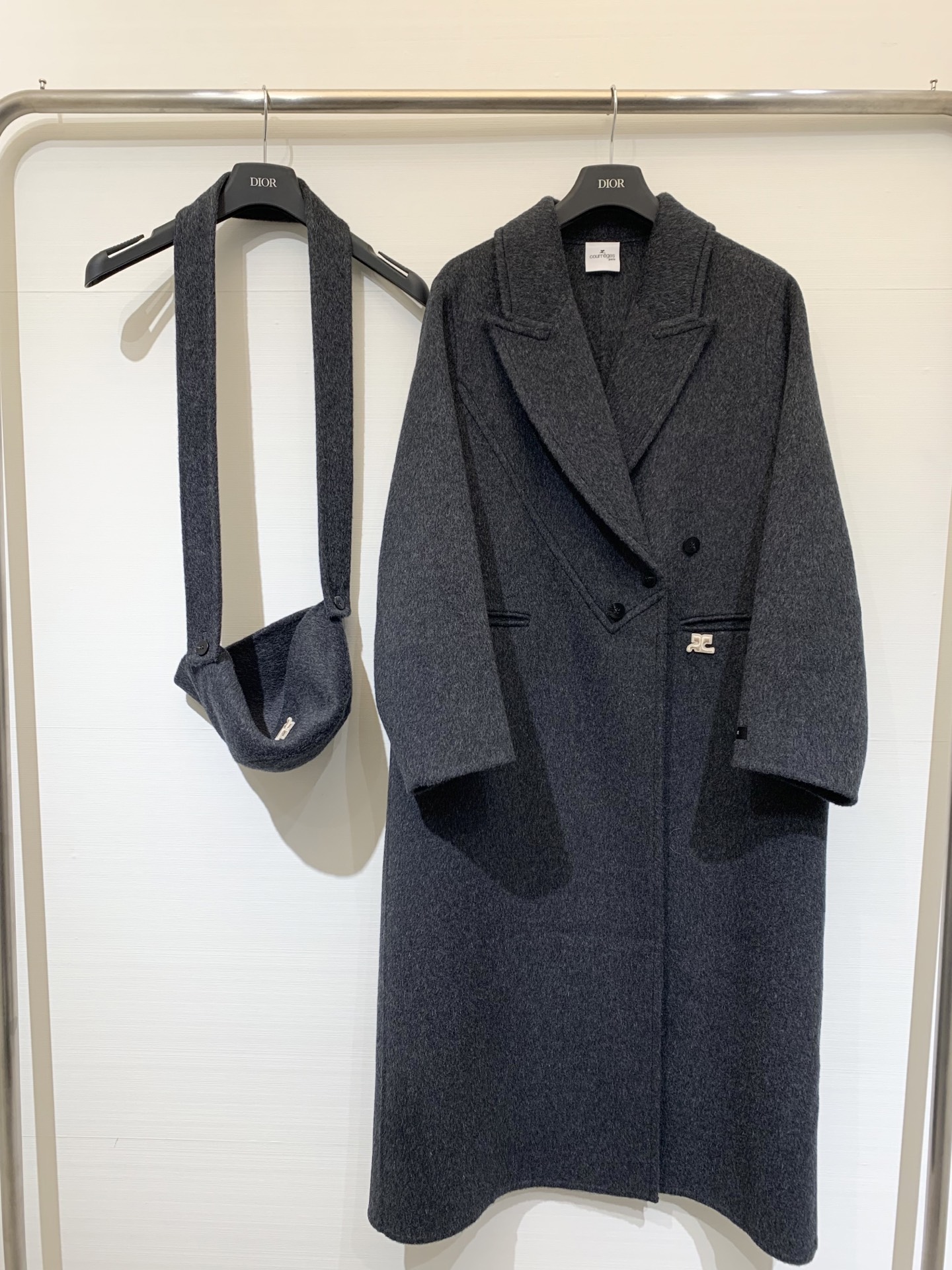 NO:482721,Courreges 25 autumn and winter new style retro long double-sided wool camel velvet coat loose Hepburn style hat-mounted design clean and neat faucet contrasting LOGO embellishment yb custom double-sided wool camel velvet material smooth and delicate hand feel soft and textured fabric is not picked and matched but not picked. A black and gray coat that is not picked. SML, Hats, Alexander wang19860909配防尘袋Courreges 25秋冬新款 复古长款双面羊毛驼绒大衣 宽松赫本风 带帽设计 干净利落 水龙头撞色LOGO点缀 yb定制双面羊毛骆驼绒材质 手感顺滑细腻 面料柔软有质感 不挑搭配不挑人的一件黑灰色系大衣 码数sml,,hats,alexander wang,Women's clothing