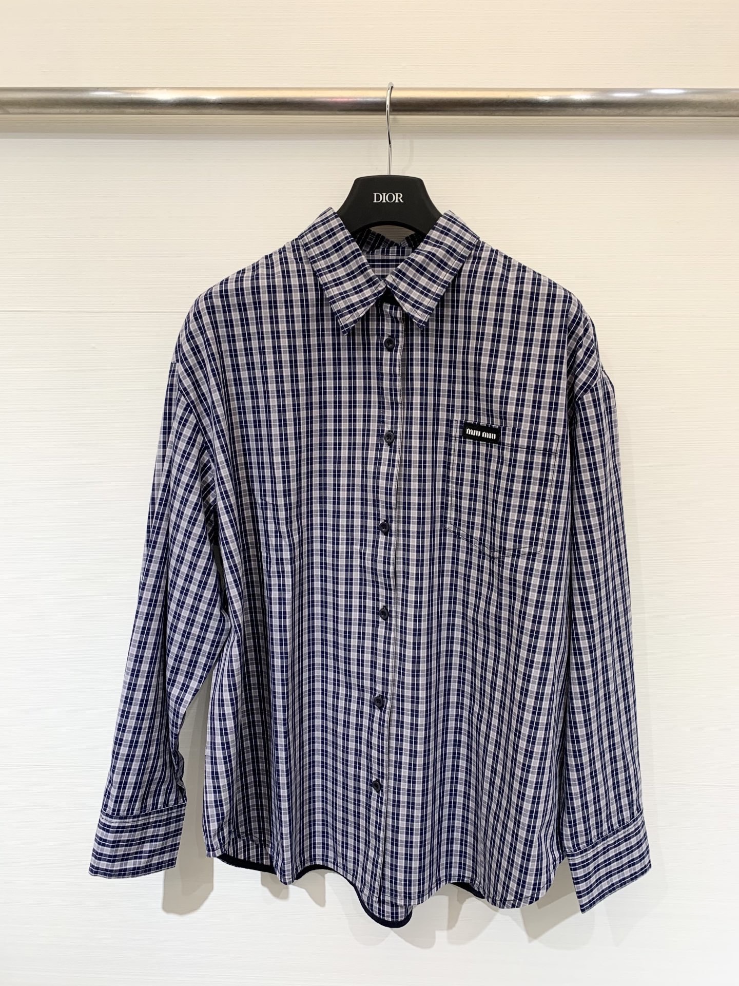 NO:482740,MIUMI* 25 early autumn new style plaid logo logo loose shirt Selected high-quality fabrics Soft and skin-friendly, single or layered as a jacket, can easily handle various occasions Two colors ml,,miumiu, jackets & coats,alexander wang19860909MIUMI* 25早秋新款 格子徽标logo宽松衬衣 精选优质面料 柔软亲肤 单穿还是作为外套叠穿 都能轻松驾驭各种场合 两色ml,,miumiu,jackets & coats,alexander wang,Women's clothing