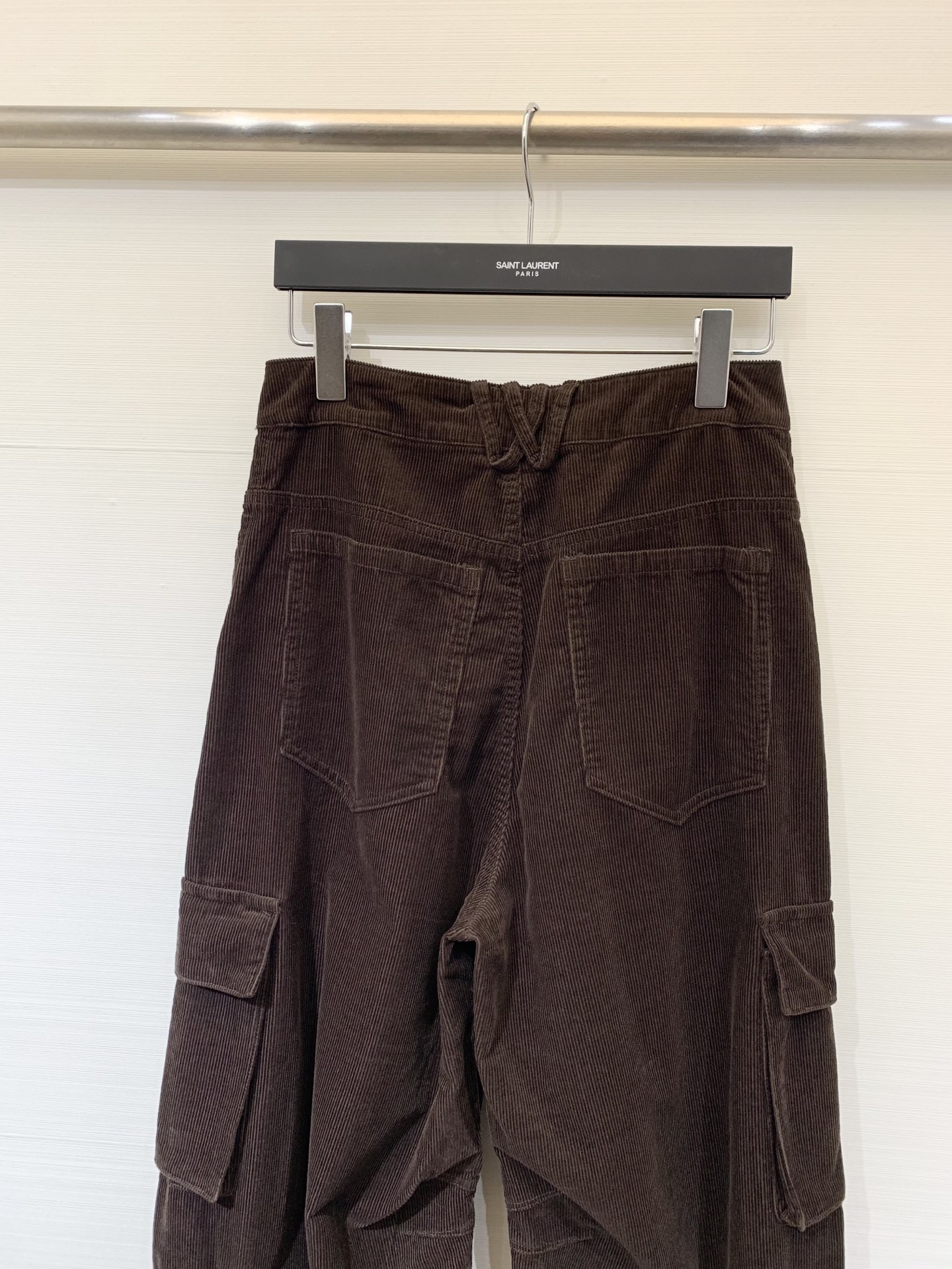 MM6 2025早秋新款 灯芯绒多口袋宽松弯刀工装长裤 极具辨识度的多口袋设计 撞色LOGO点缀 宽松阔