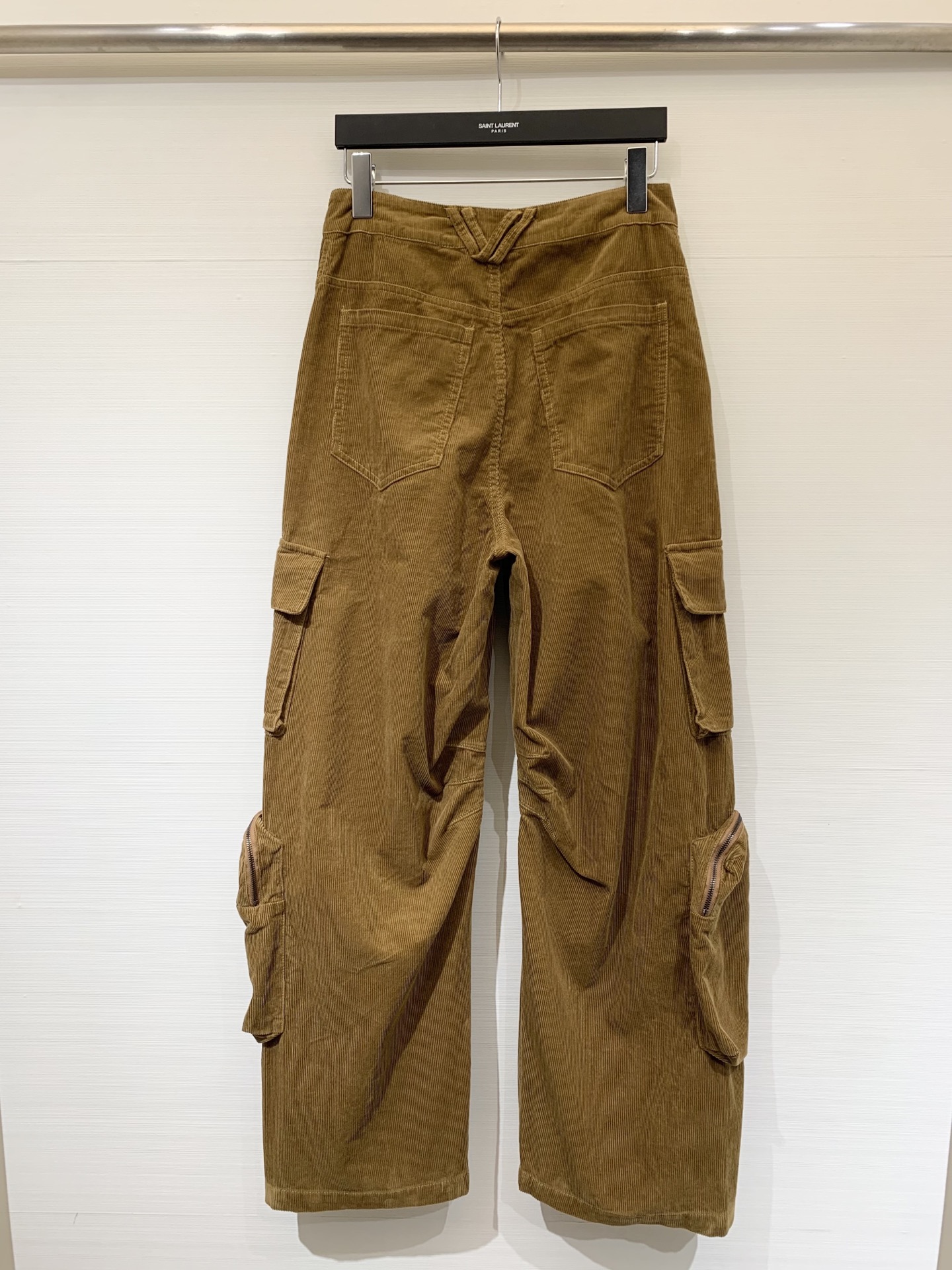 MM6 2025早秋新款 灯芯绒多口袋宽松弯刀工装长裤 极具辨识度的多口袋设计 撞色LOGO点缀 宽松阔