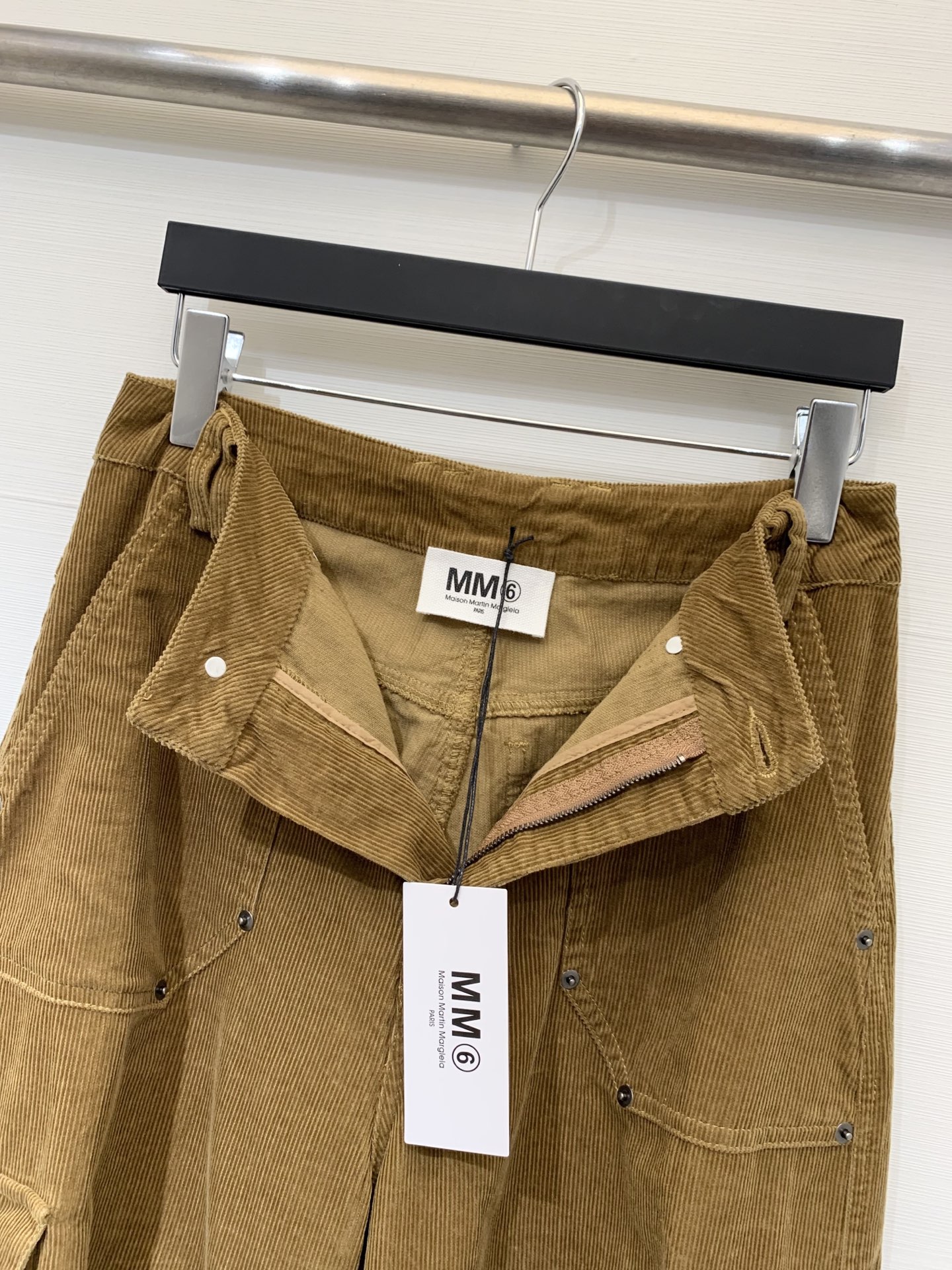 MM6 2025早秋新款 灯芯绒多口袋宽松弯刀工装长裤 极具辨识度的多口袋设计 撞色LOGO点缀 宽松阔