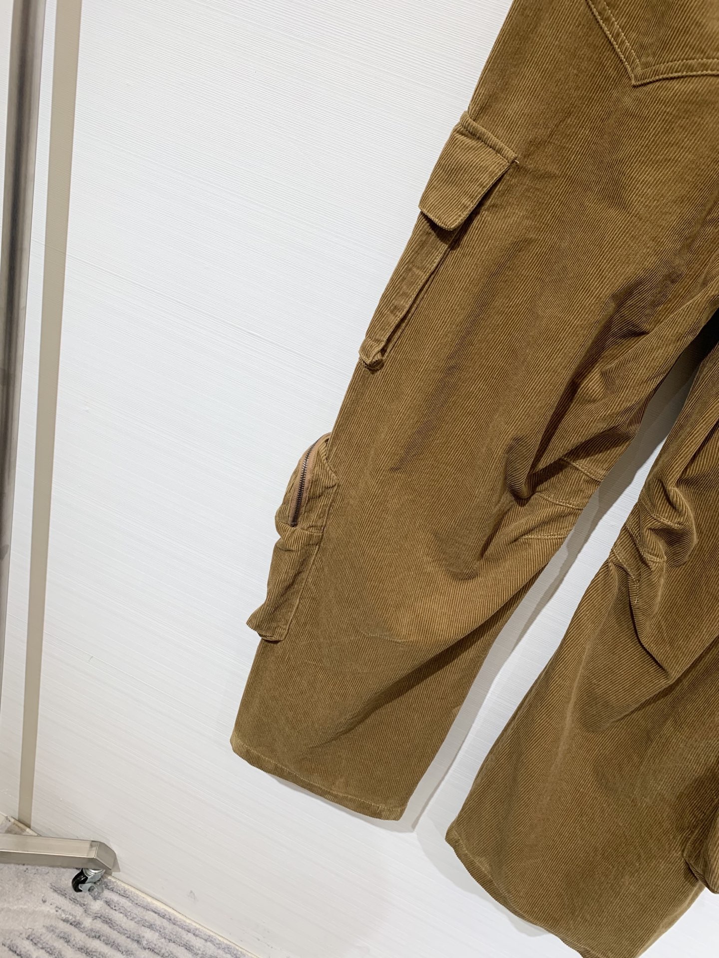 MM6 2025早秋新款 灯芯绒多口袋宽松弯刀工装长裤 极具辨识度的多口袋设计 撞色LOGO点缀 宽松阔