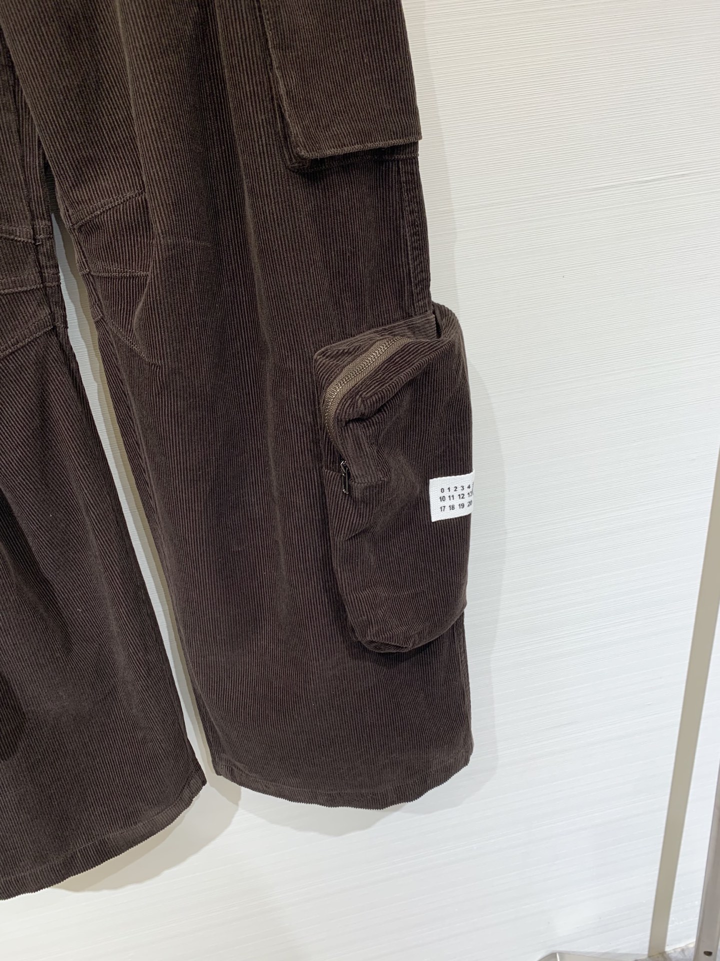 MM6 2025早秋新款 灯芯绒多口袋宽松弯刀工装长裤 极具辨识度的多口袋设计 撞色LOGO点缀 宽松阔