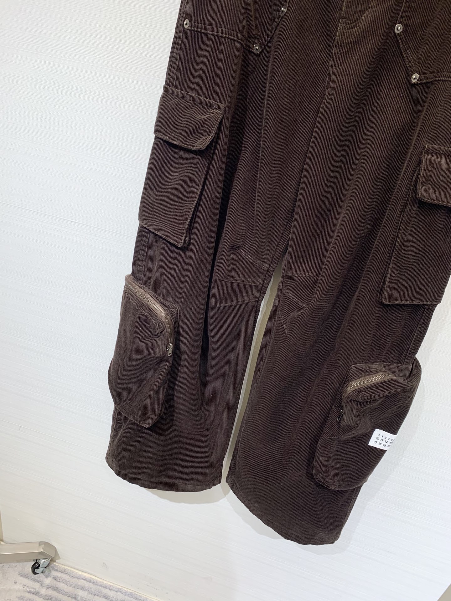 MM6 2025早秋新款 灯芯绒多口袋宽松弯刀工装长裤 极具辨识度的多口袋设计 撞色LOGO点缀 宽松阔