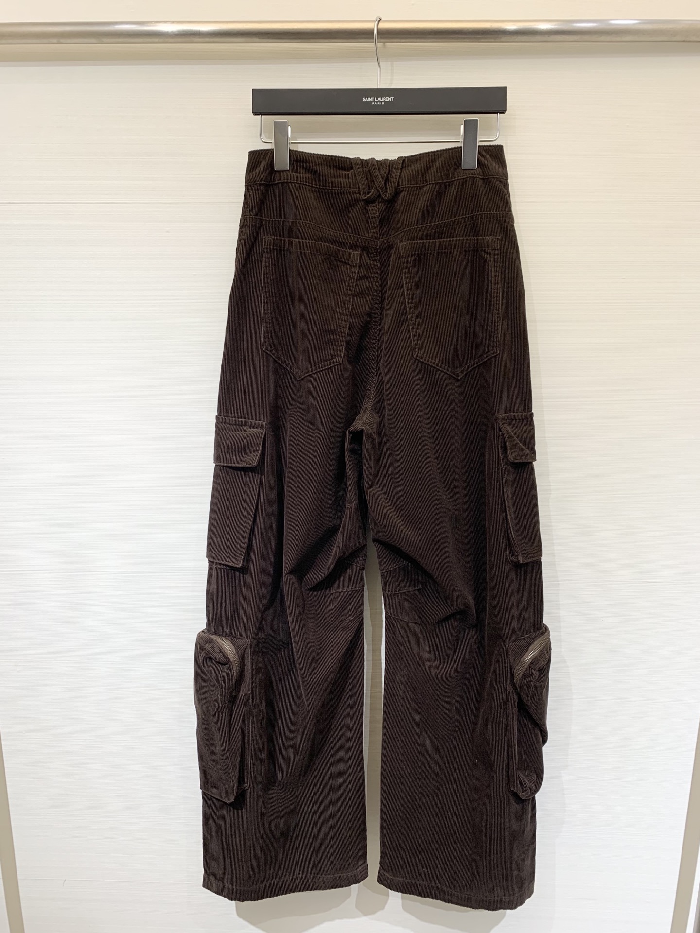 MM6 2025早秋新款 灯芯绒多口袋宽松弯刀工装长裤 极具辨识度的多口袋设计 撞色LOGO点缀 宽松阔